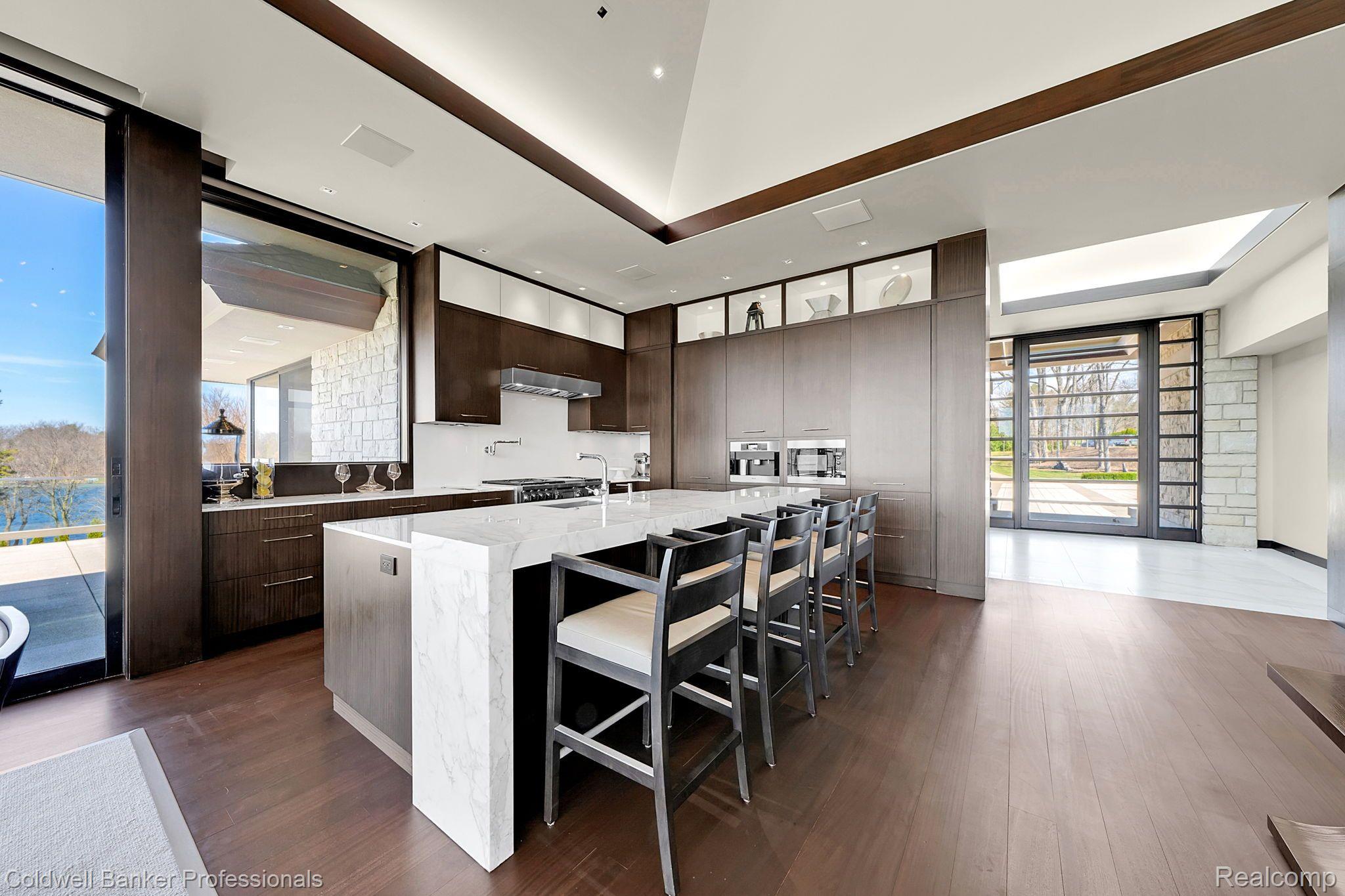 Listing images