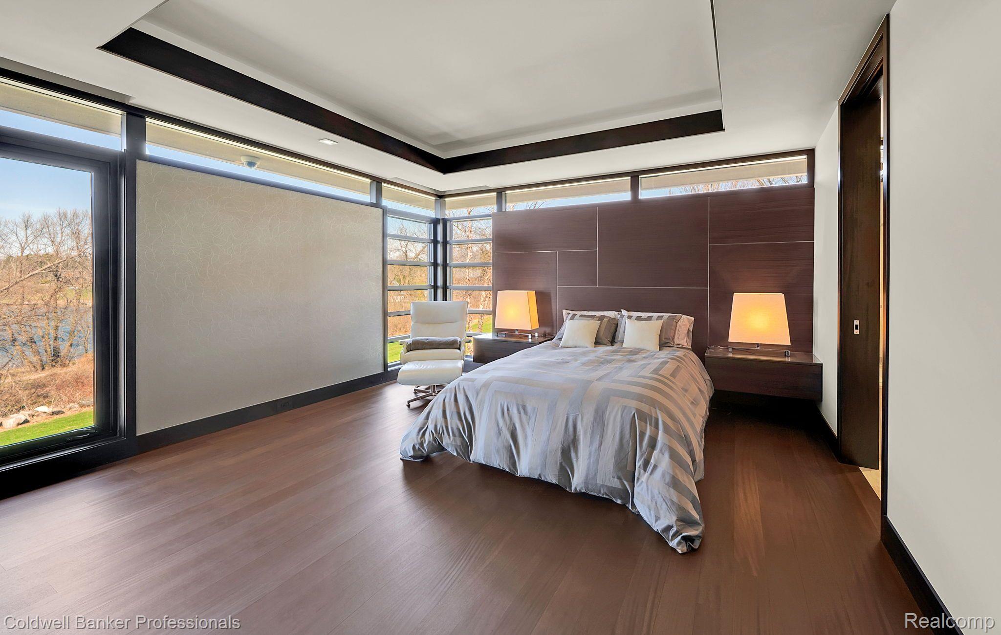 Listing images