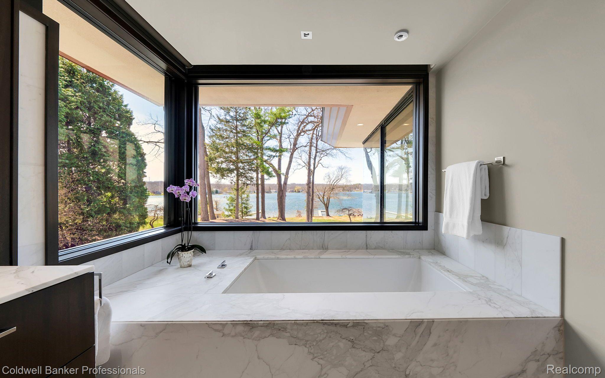 Listing images