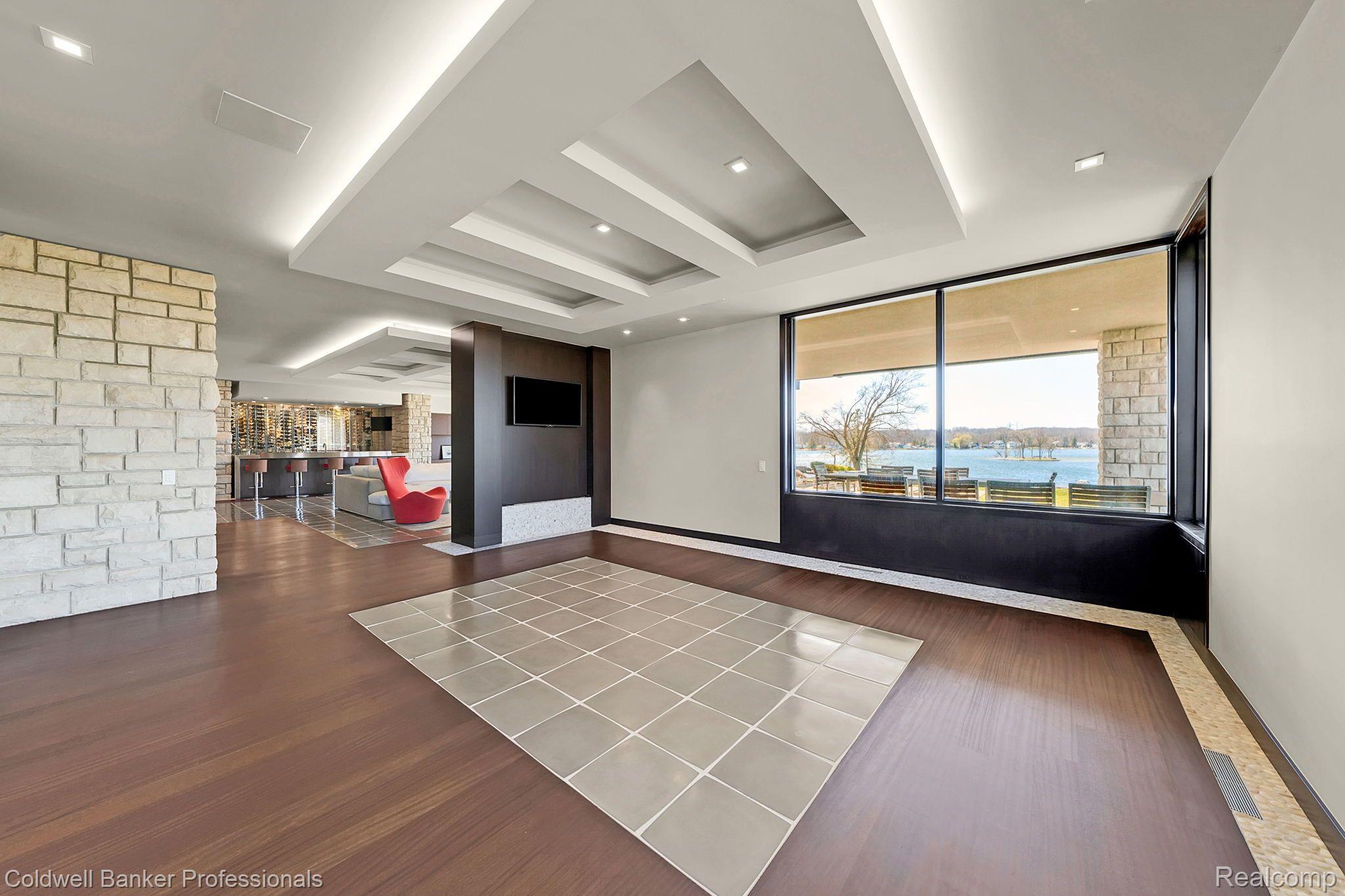 Listing images