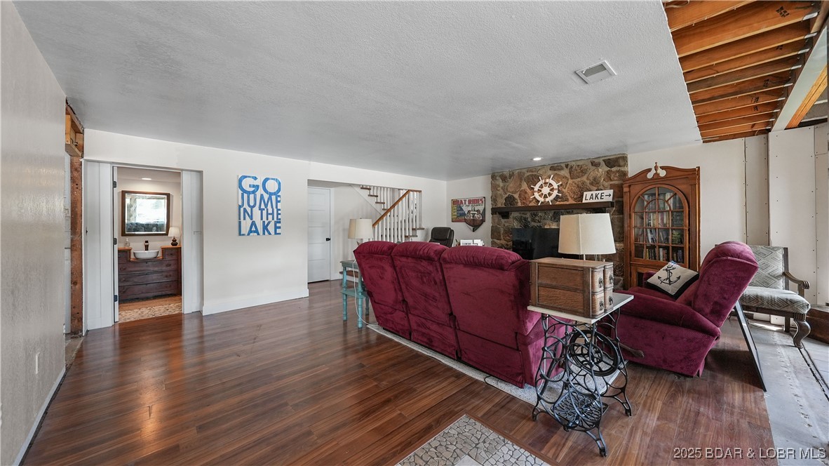 Listing images