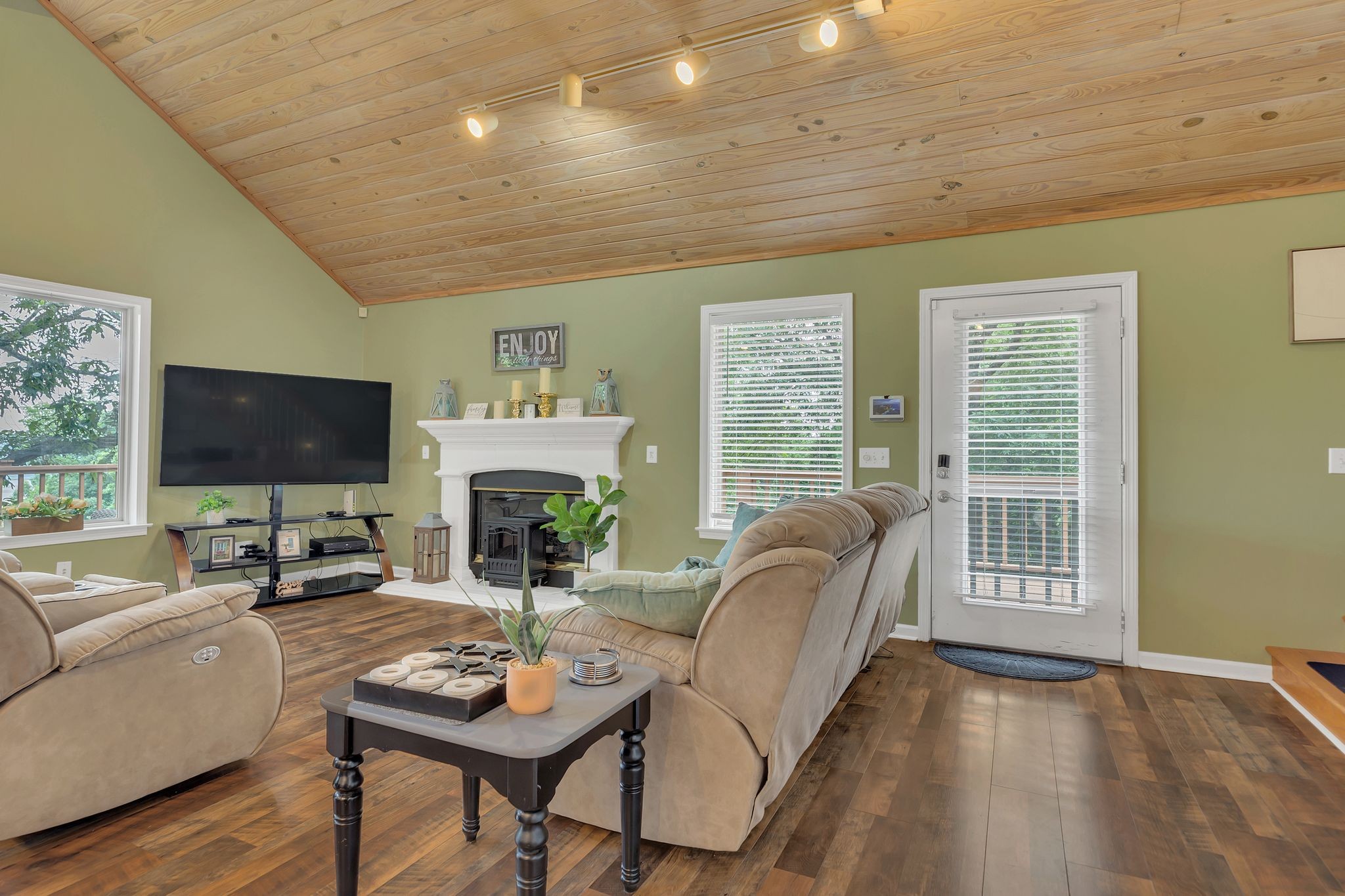 Listing images