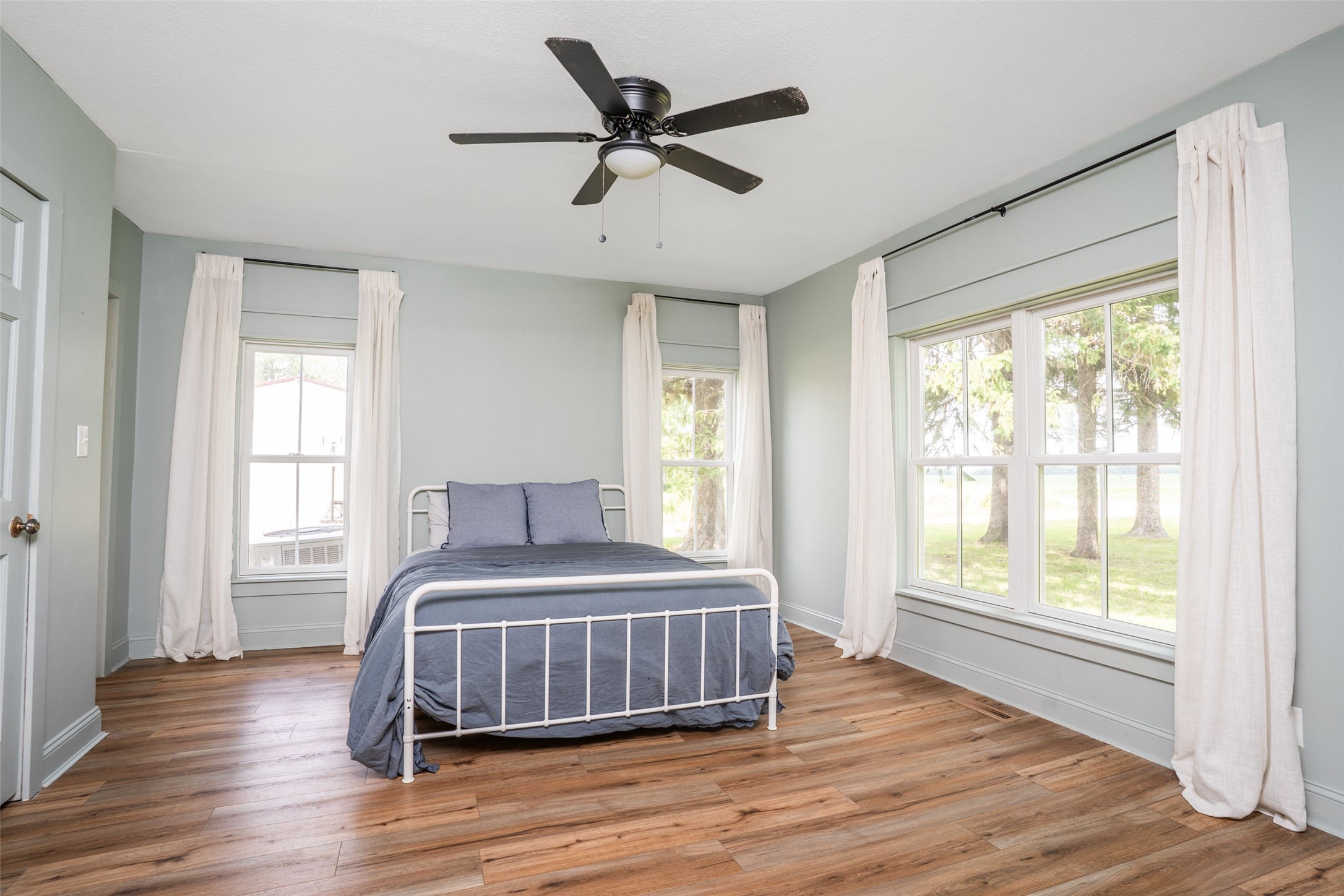 Listing images