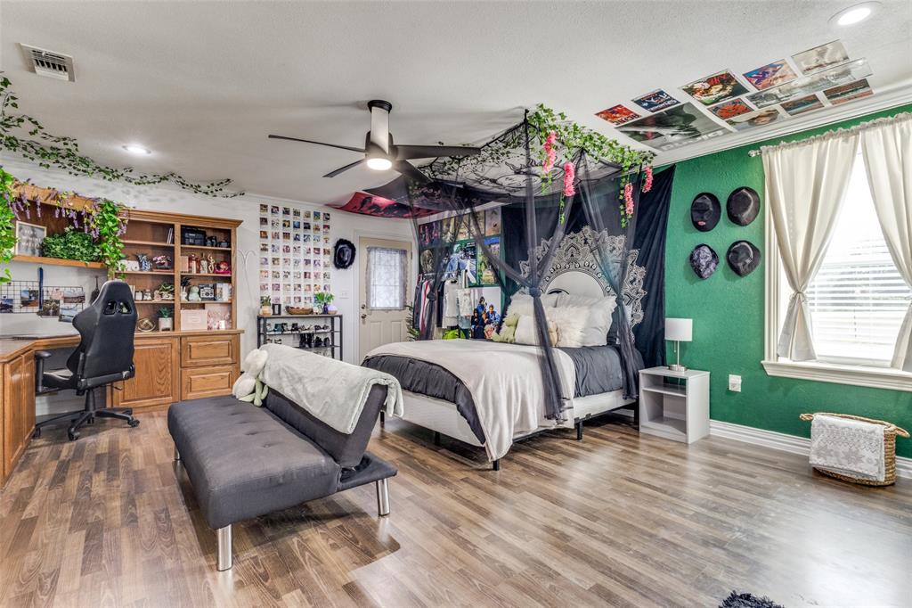 Listing images