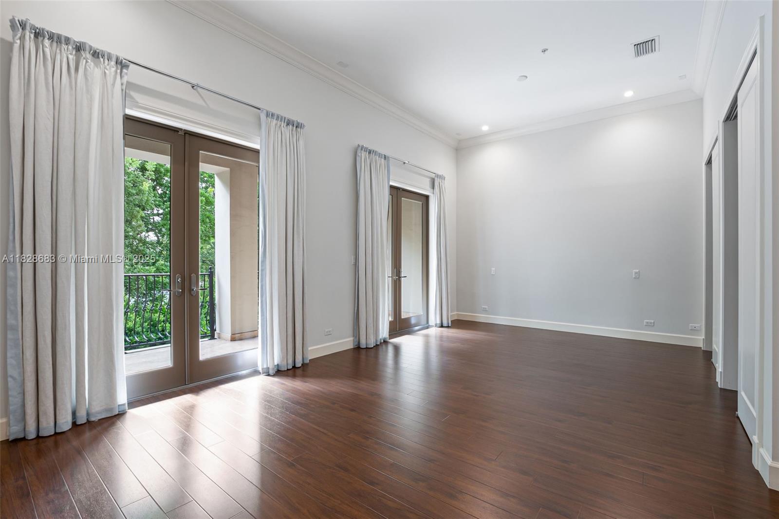 Listing images