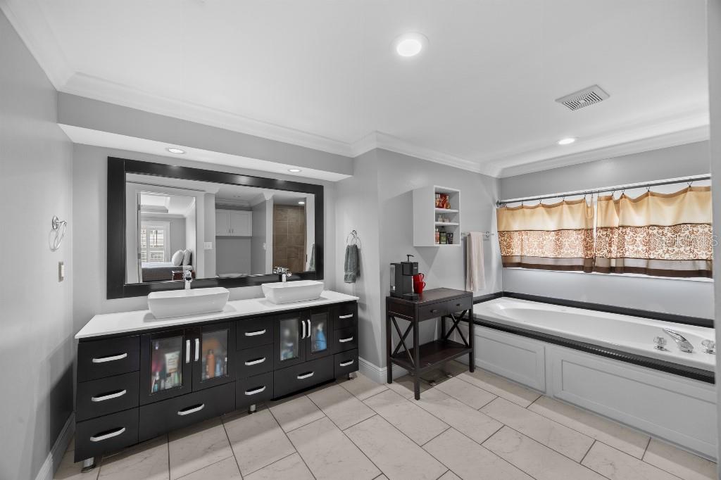 Listing images