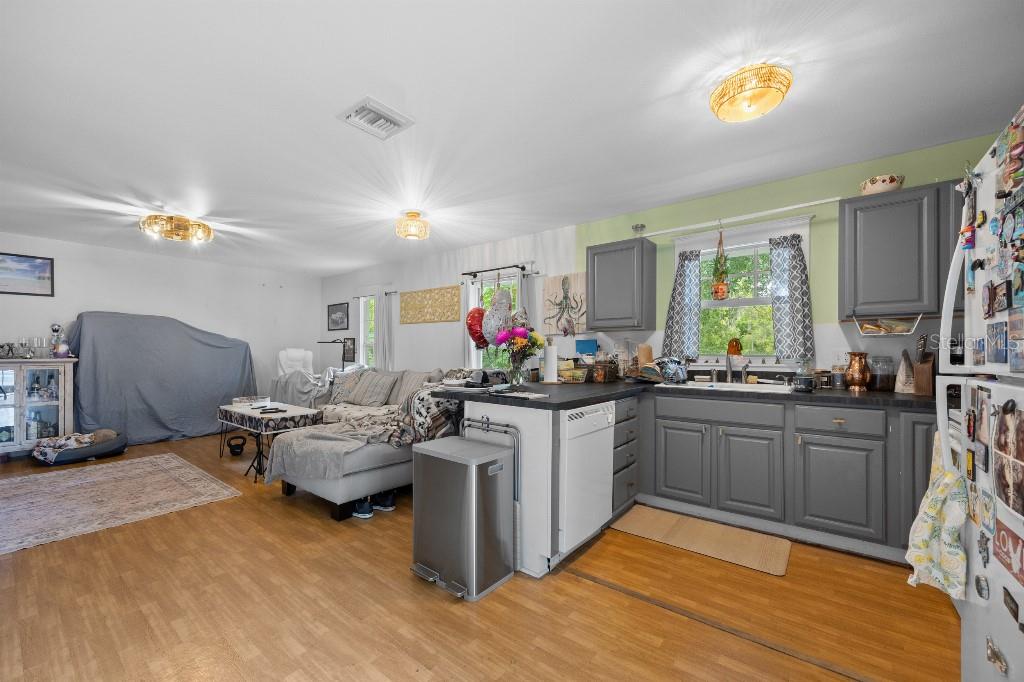 Listing images