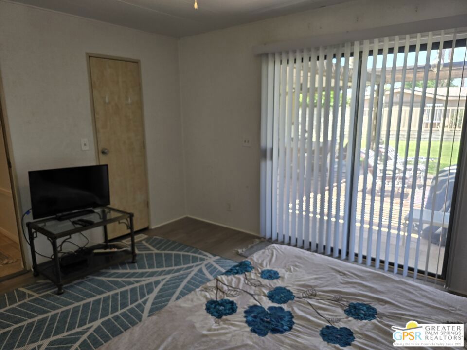 Listing images
