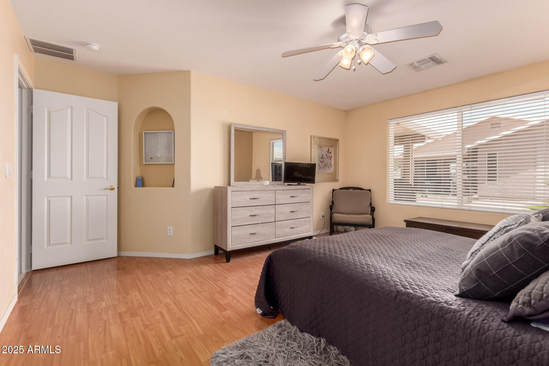 Listing images