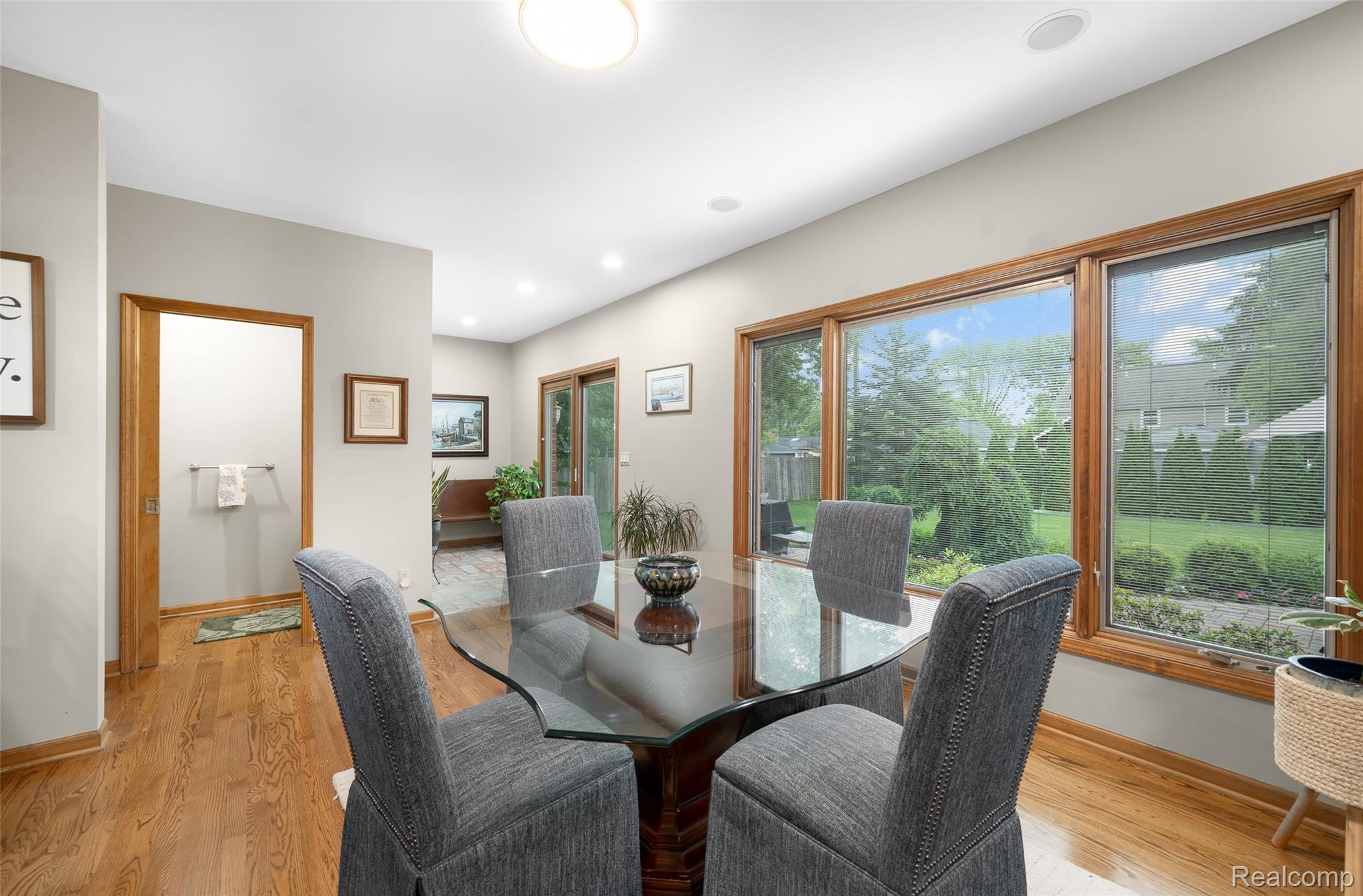 Listing images