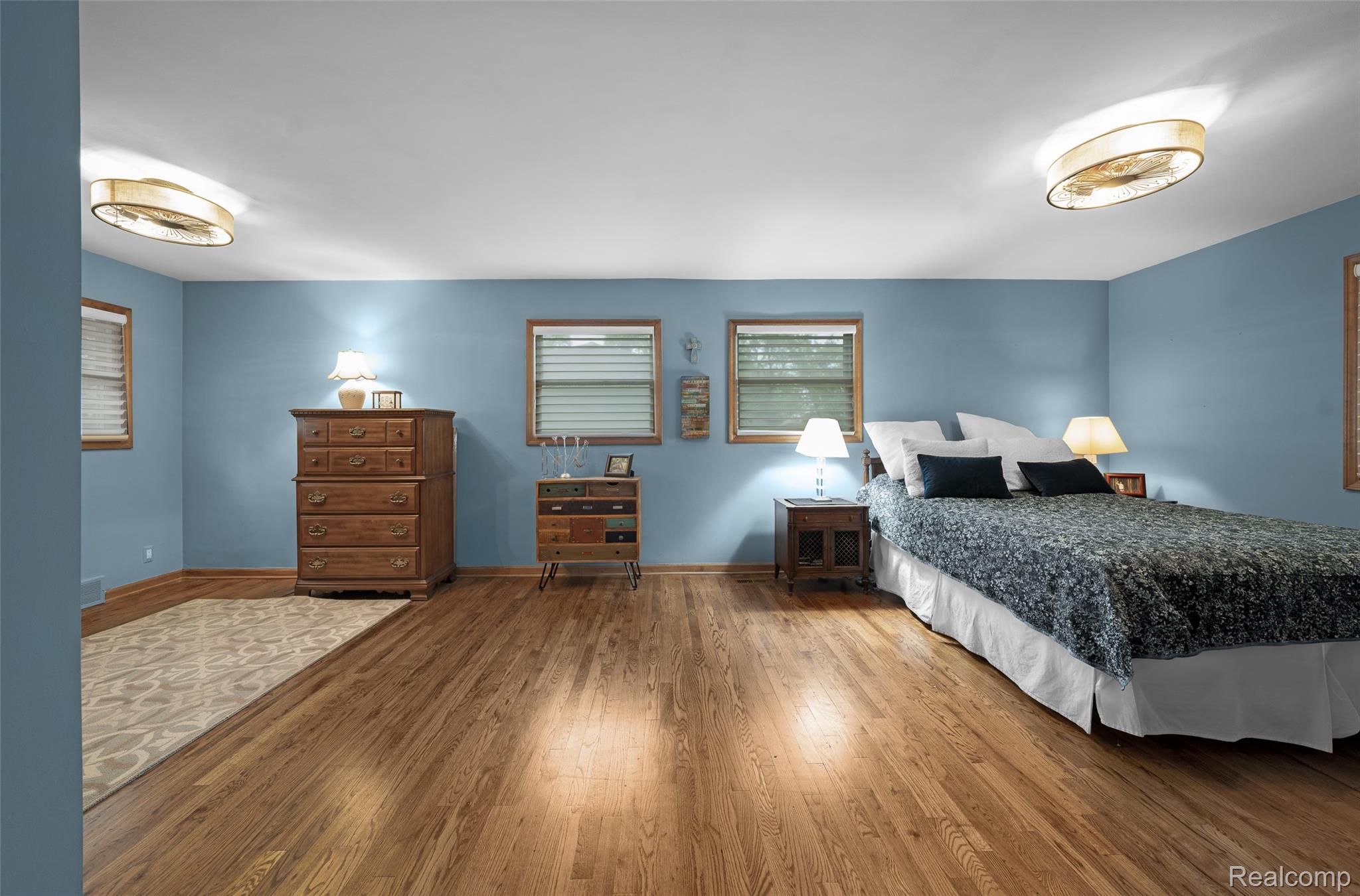 Listing images
