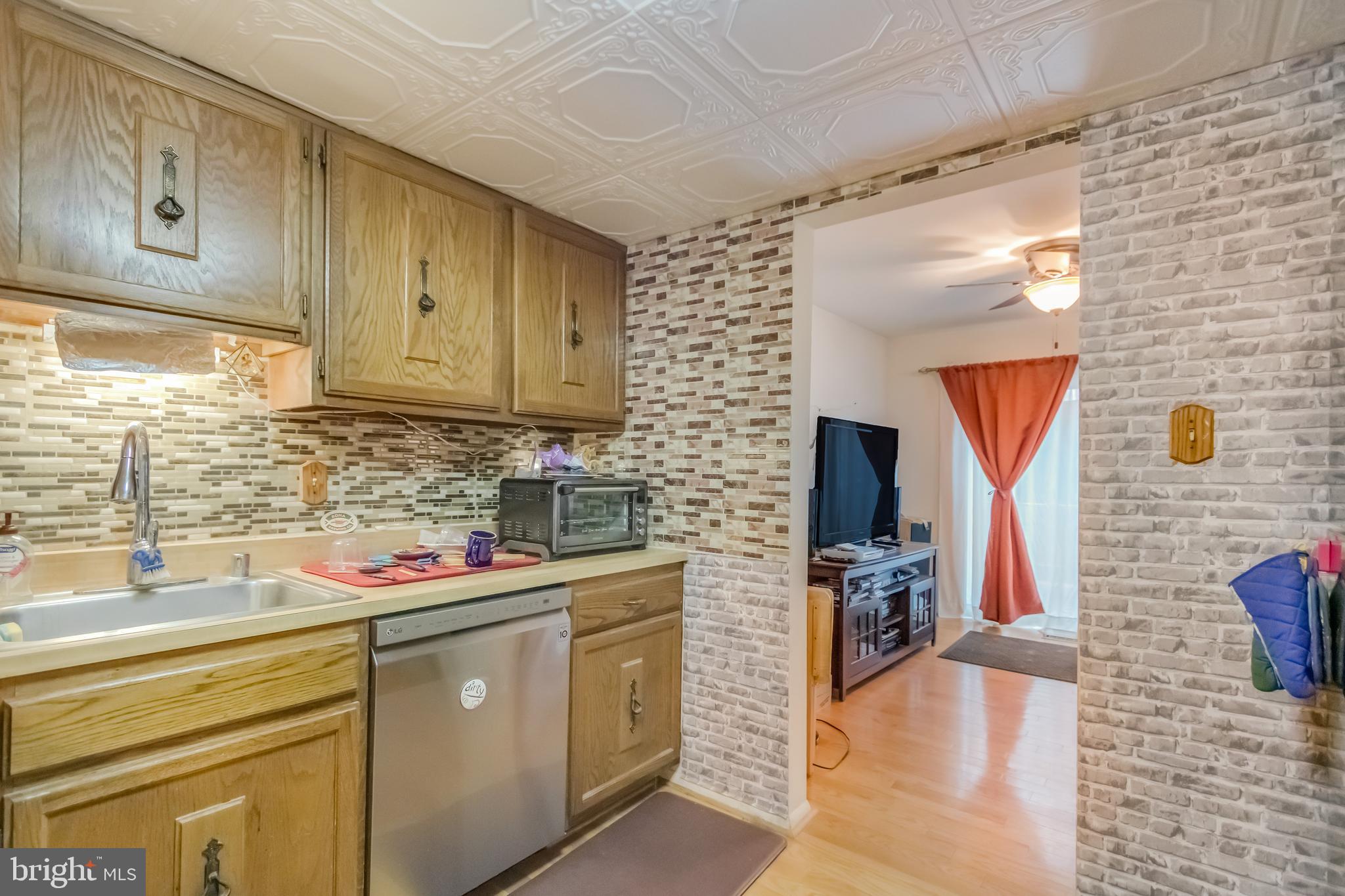 Listing images