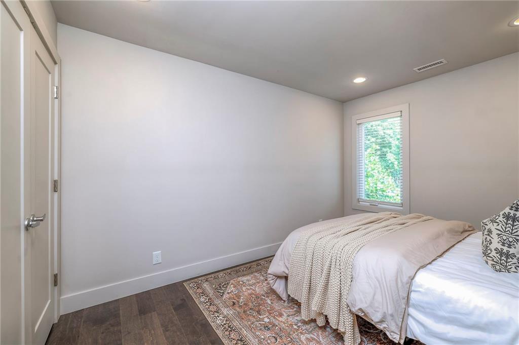 Listing images
