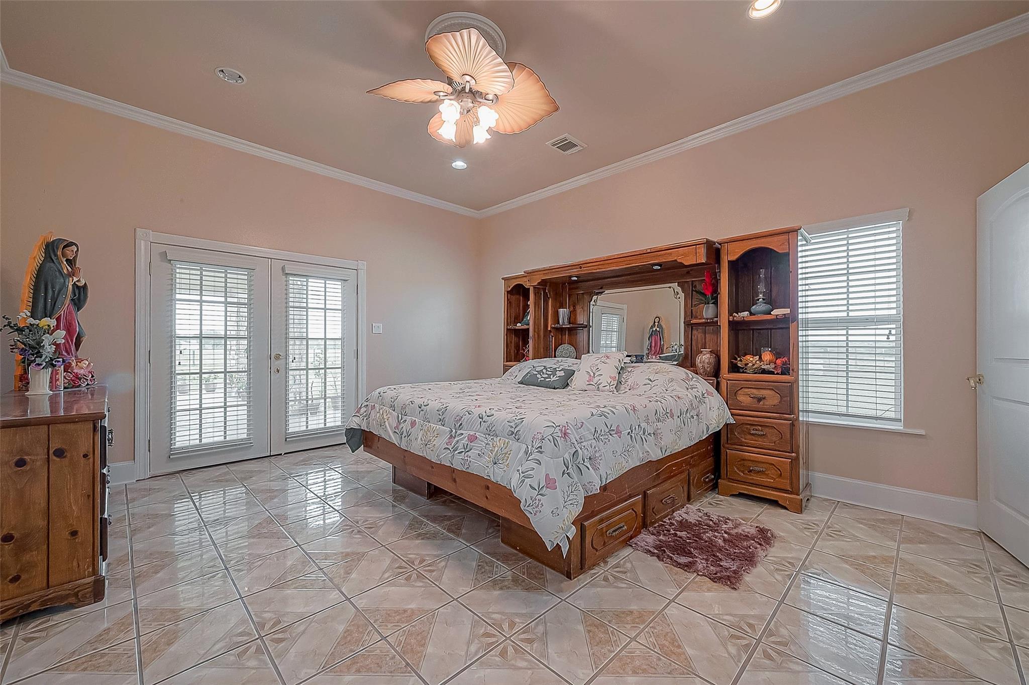 Listing images