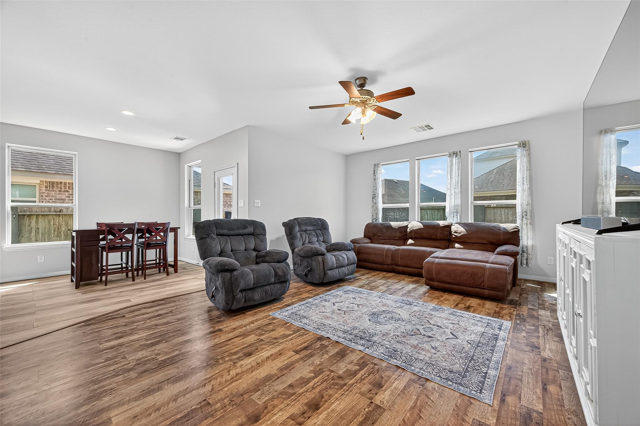 Listing images