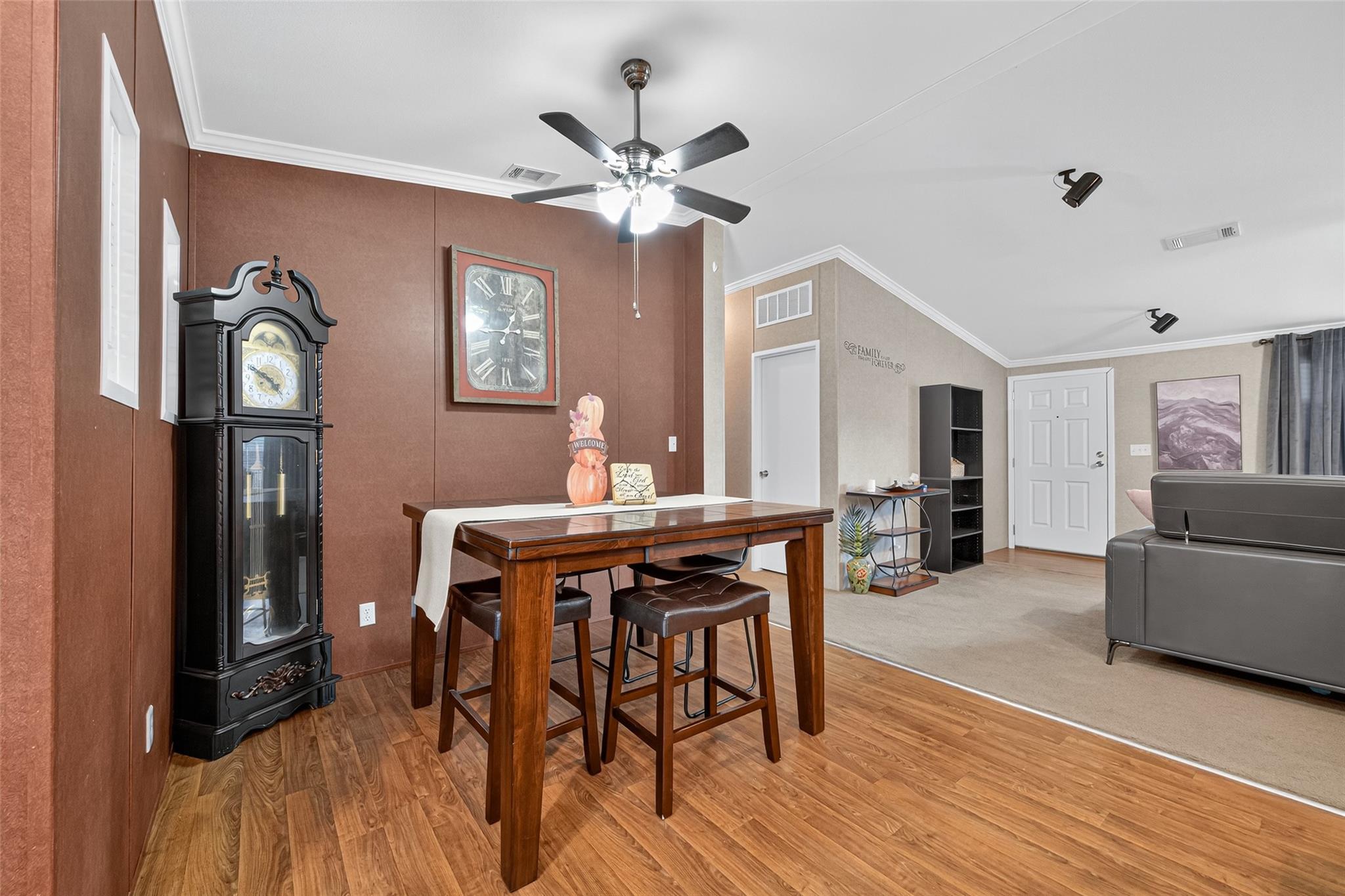 Listing images