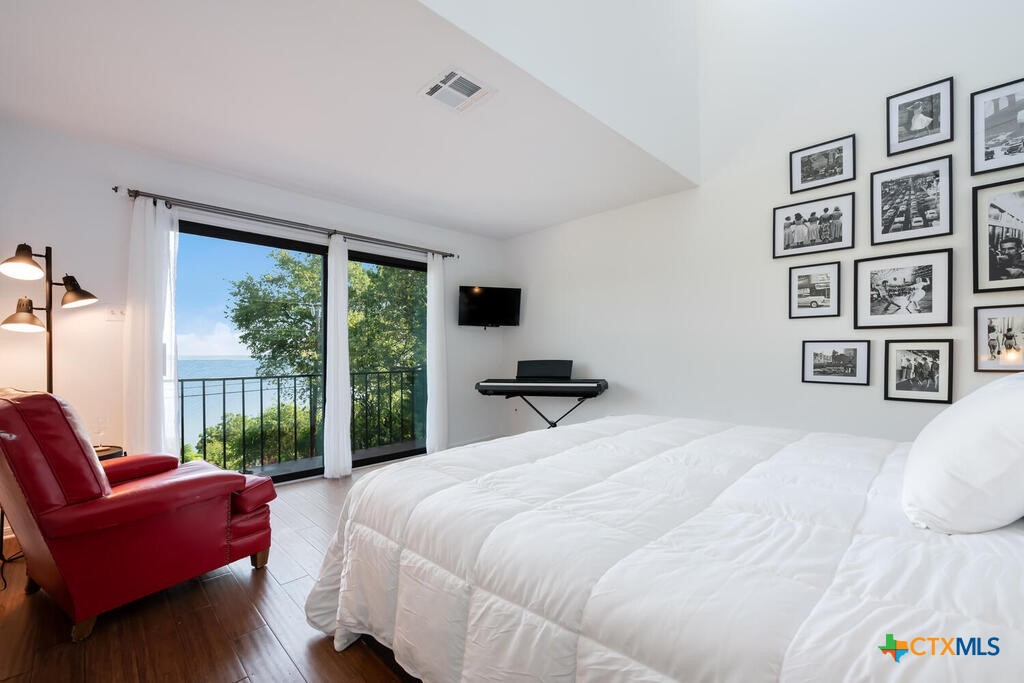 Listing images