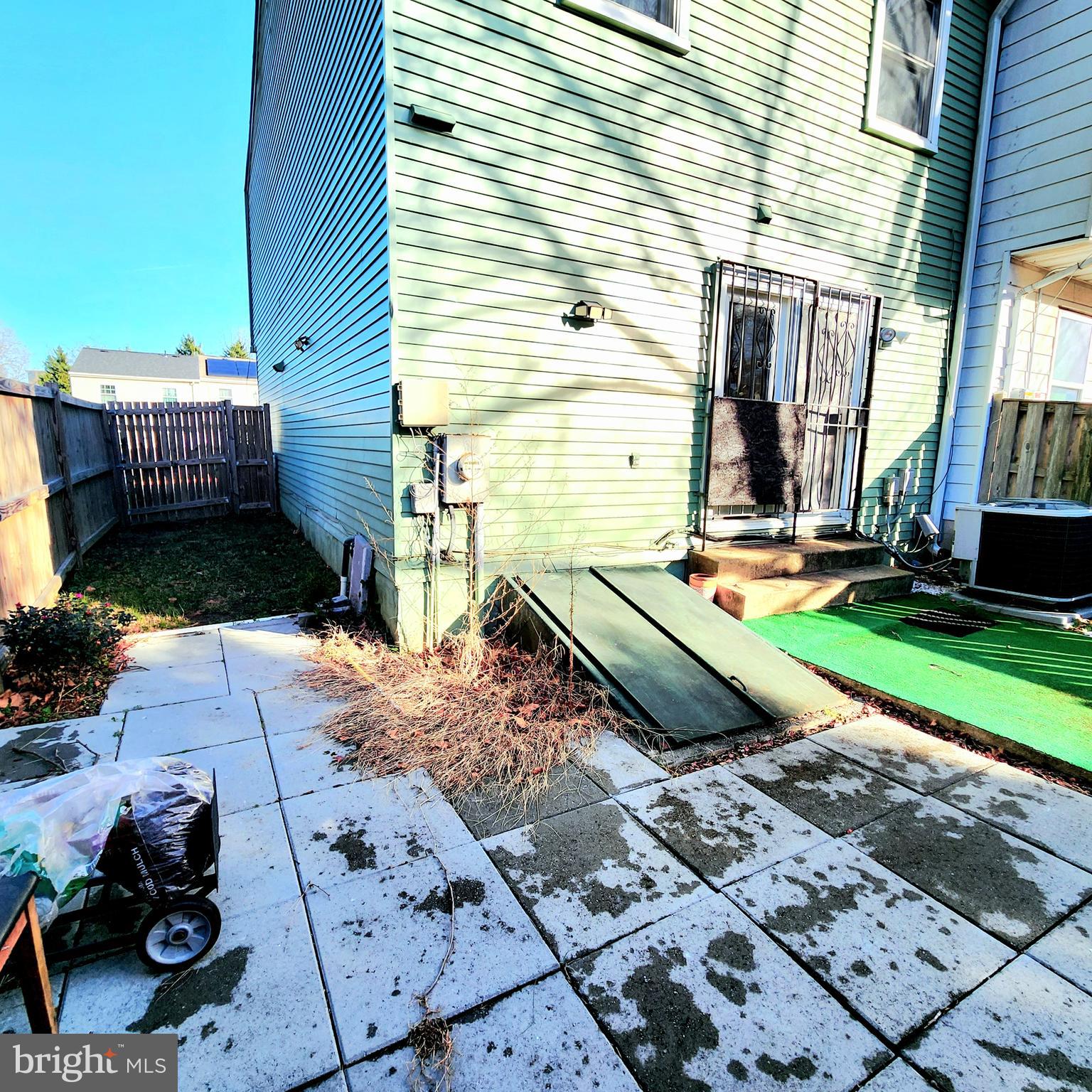Listing images