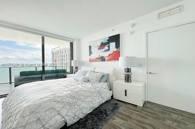 Listing images
