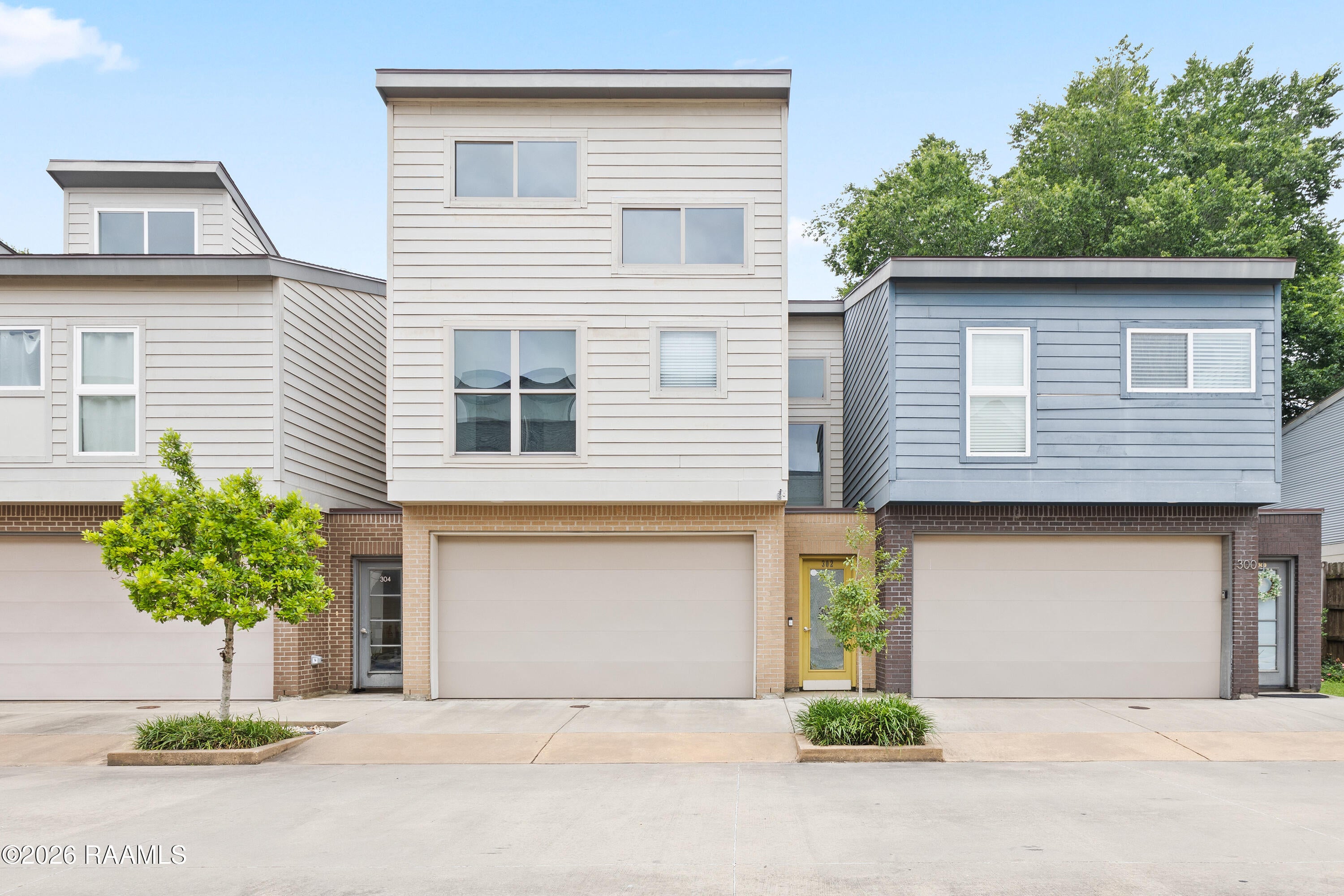 302 Highland Oaks Lane — photo