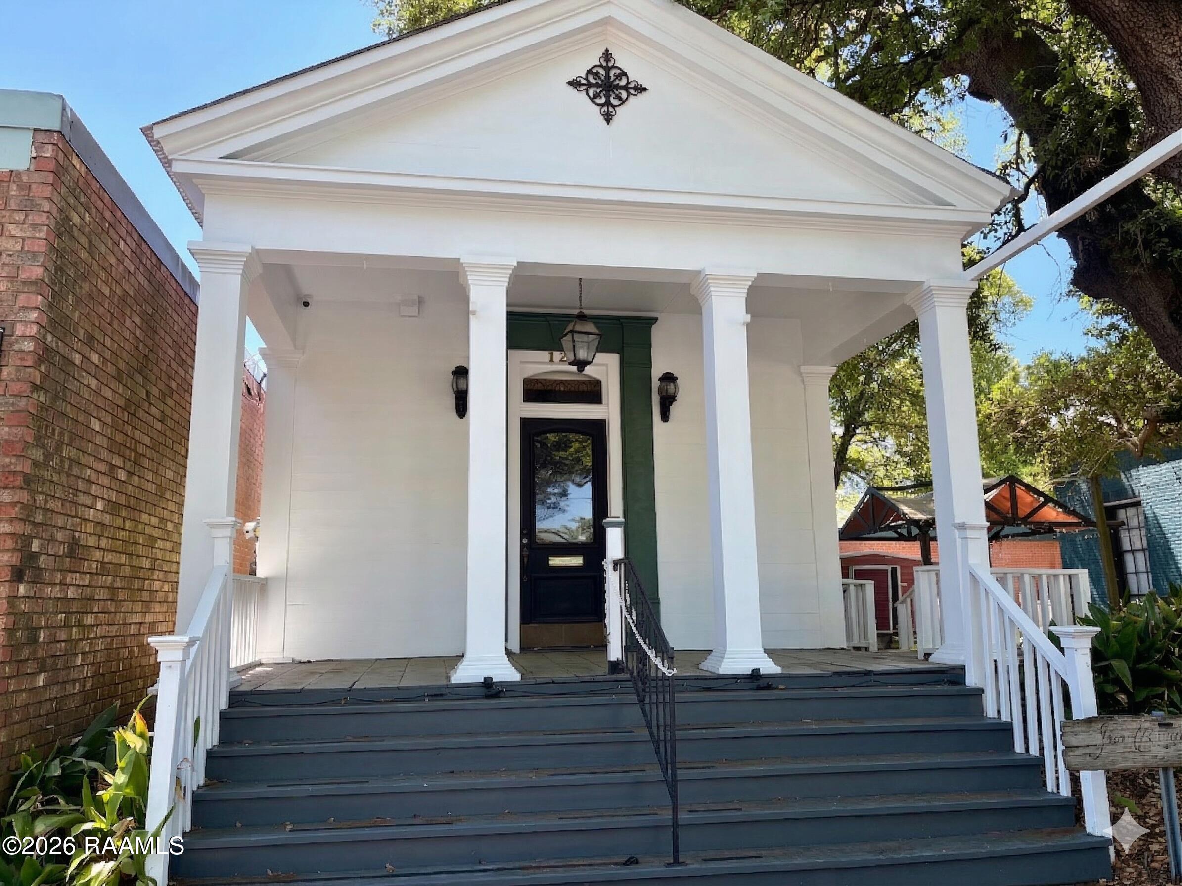 129 W Landry Street — photo