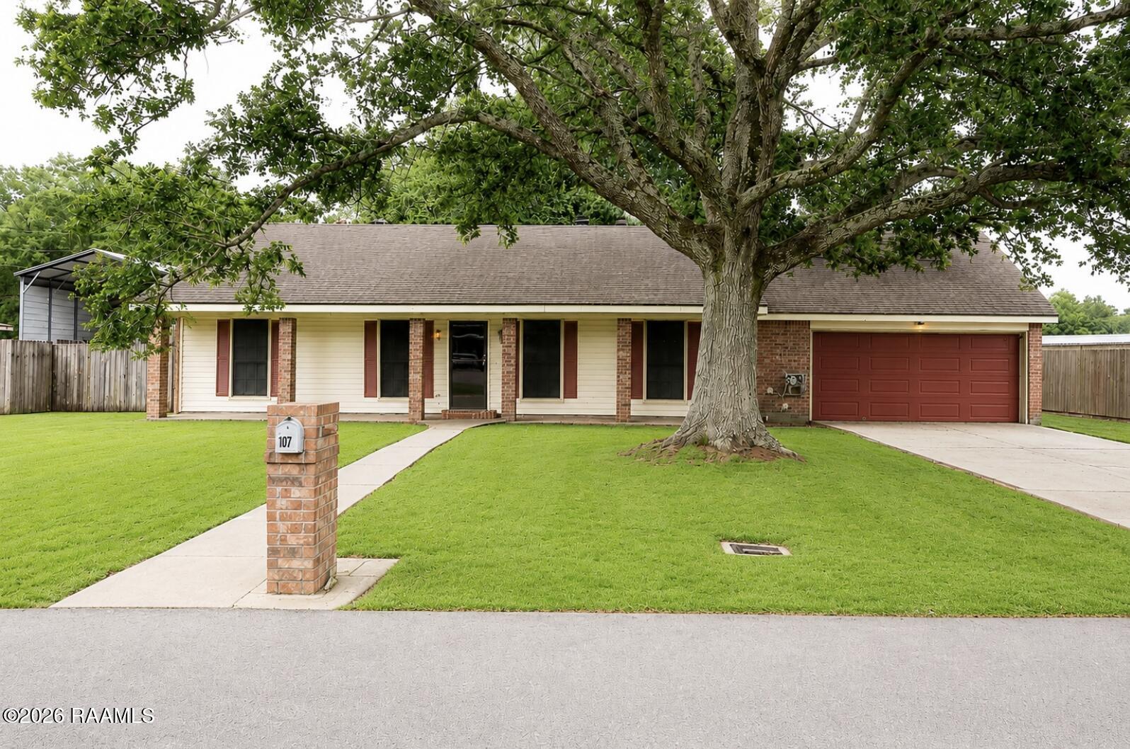 107 W Bayou Shore Street — photo