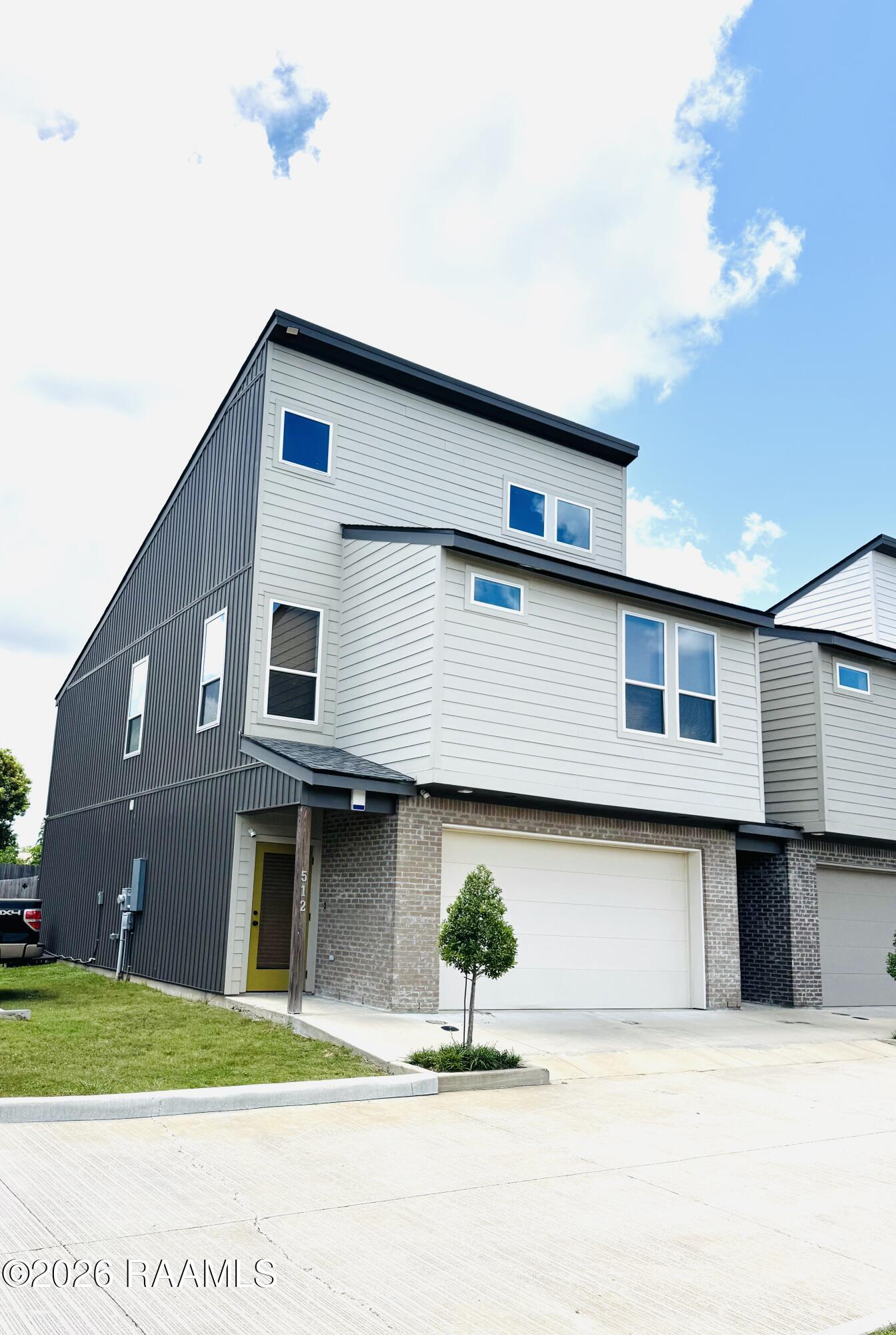 512 Highland Oaks Lane — photo