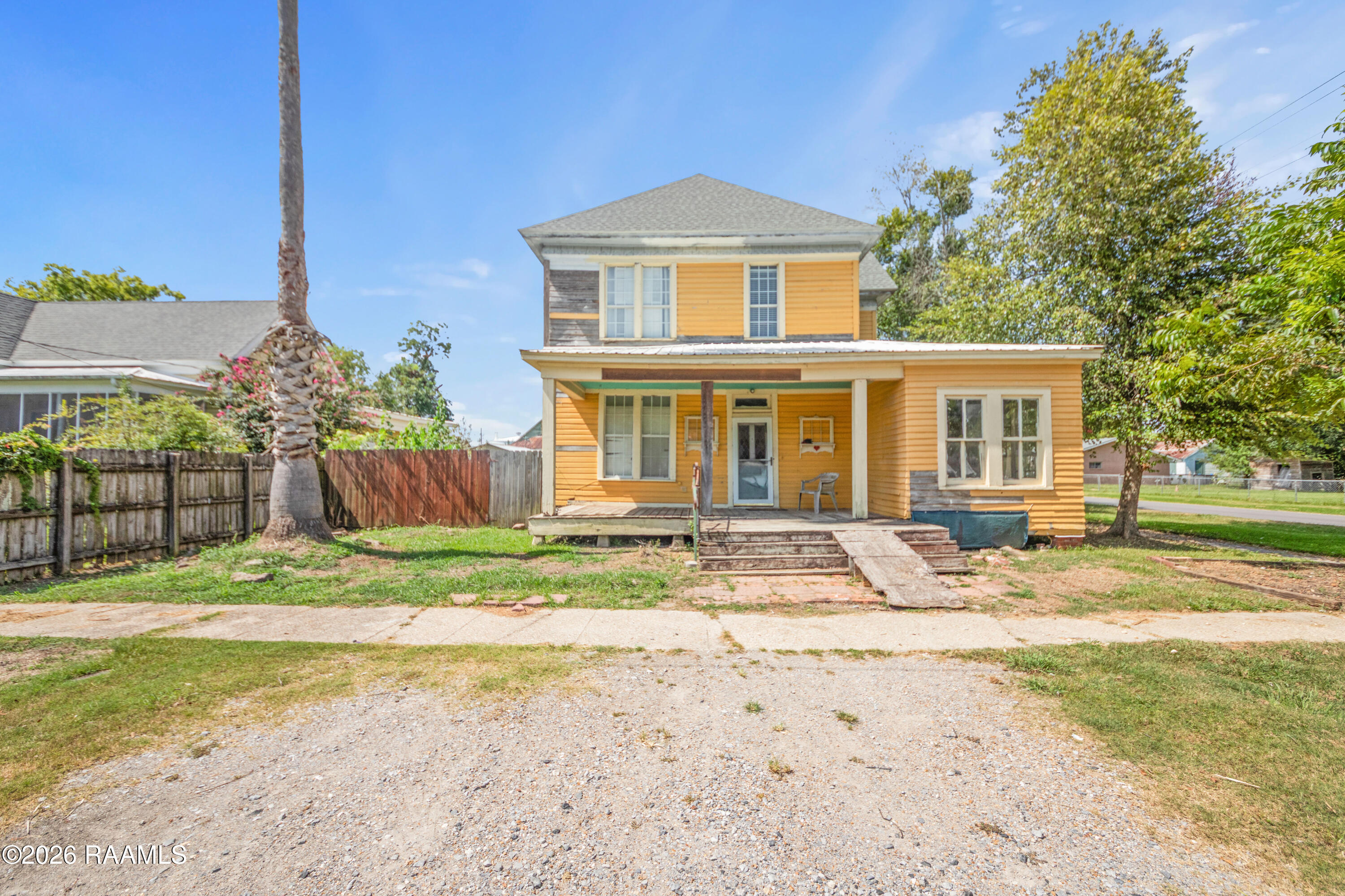 225 E Oak Street — photo