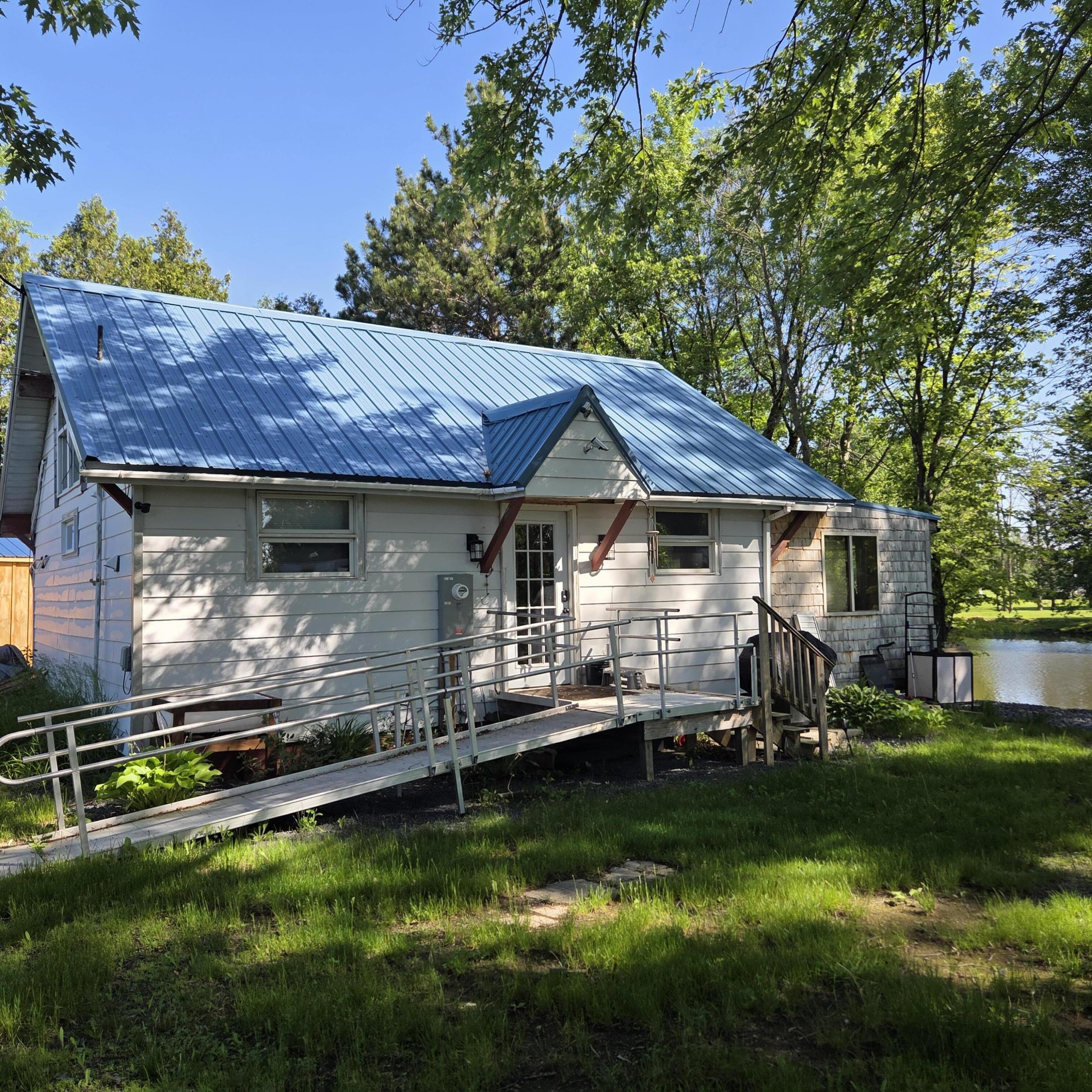 2710 Lake Shore Road — photo