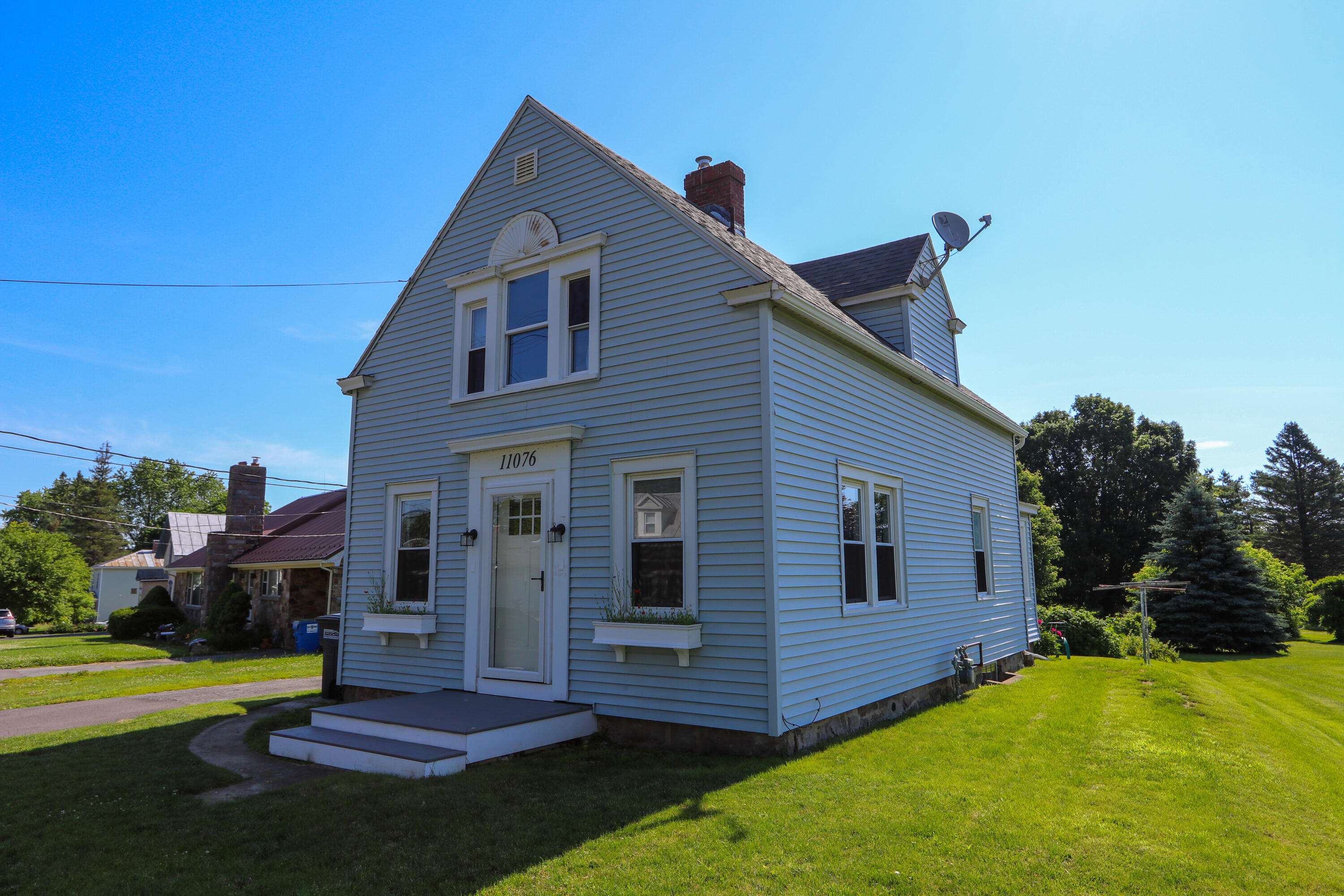 11076 US-9 — photo