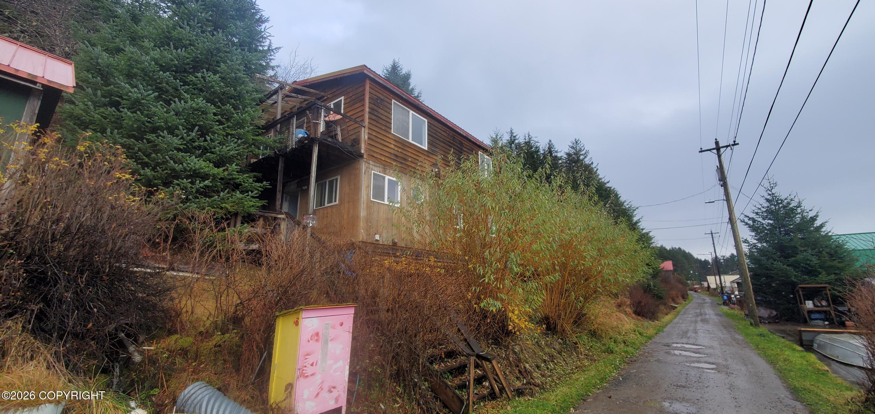 L8 B16 Tenakee Avenue — photo