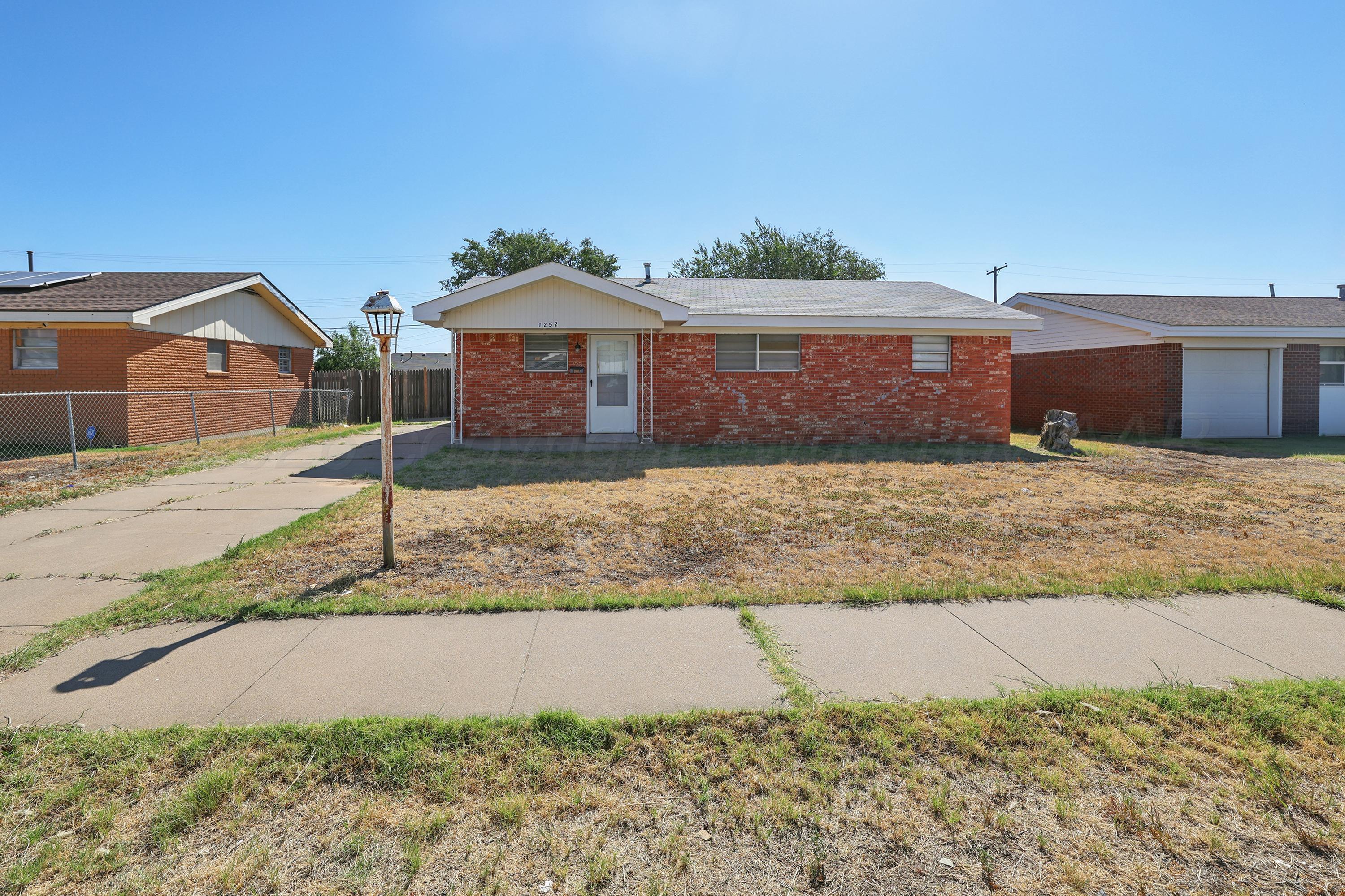 1252 Iris Street — photo