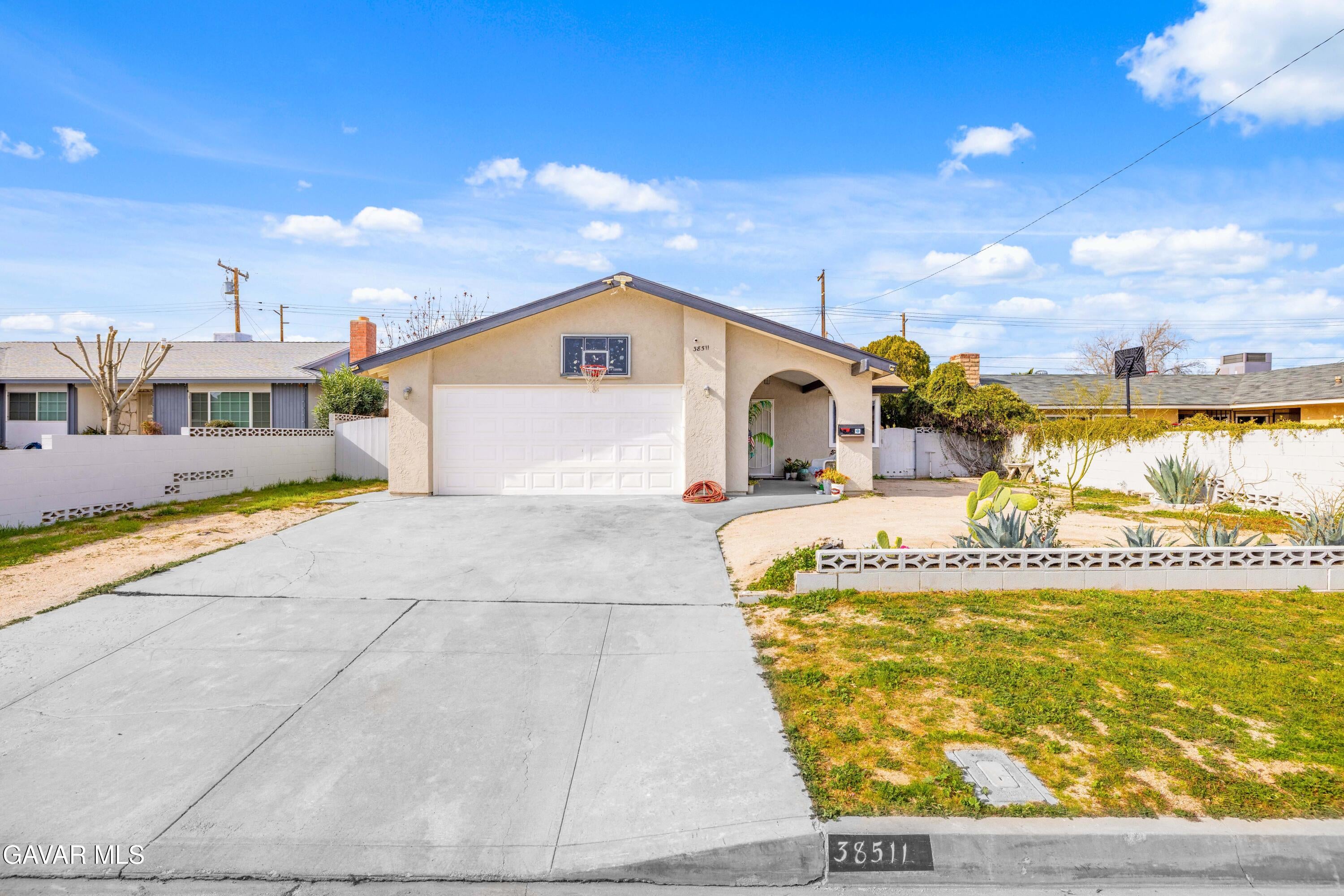 38511 Carolside Avenue — photo