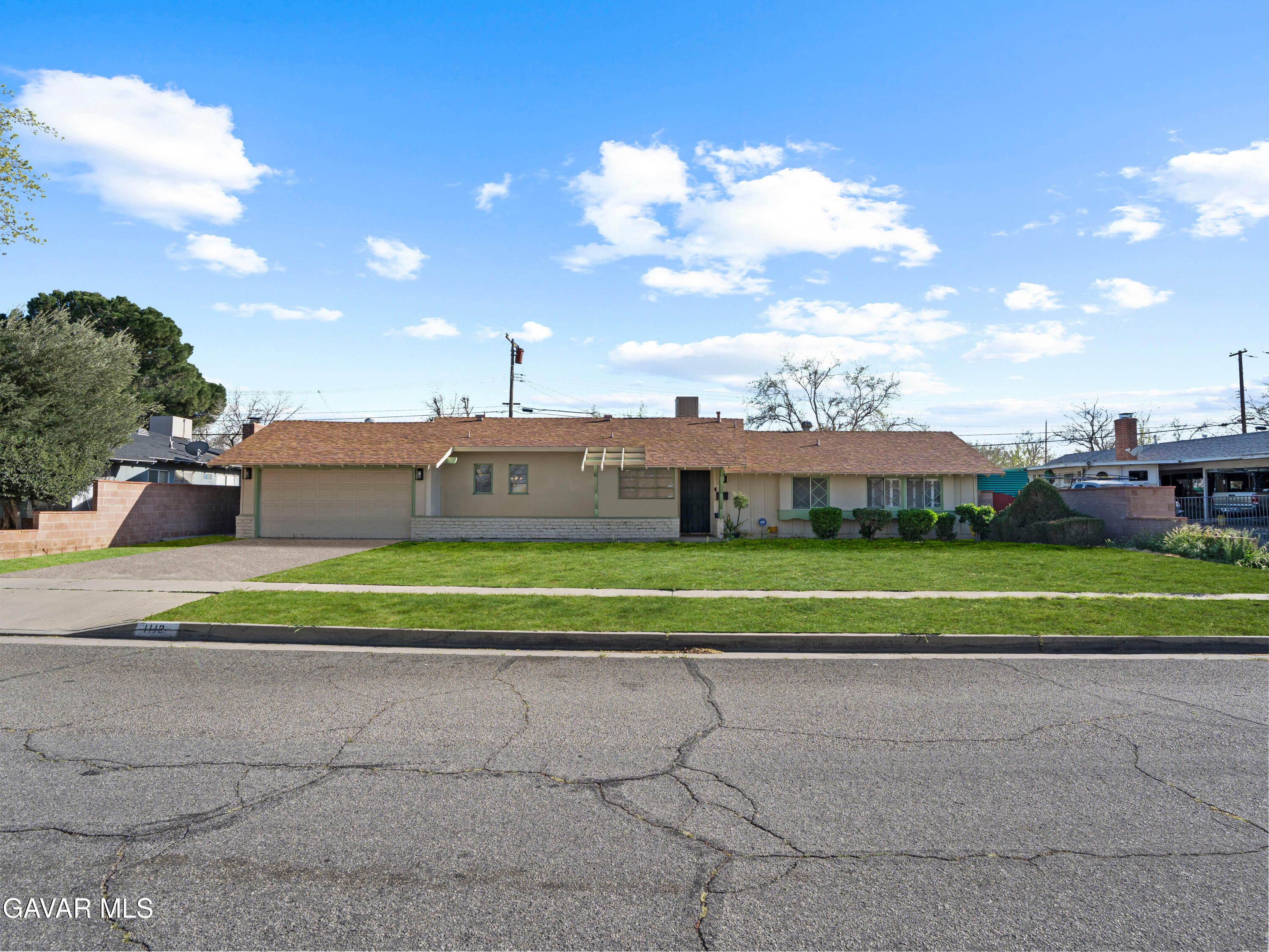 1112 E Avenue J4 — photo