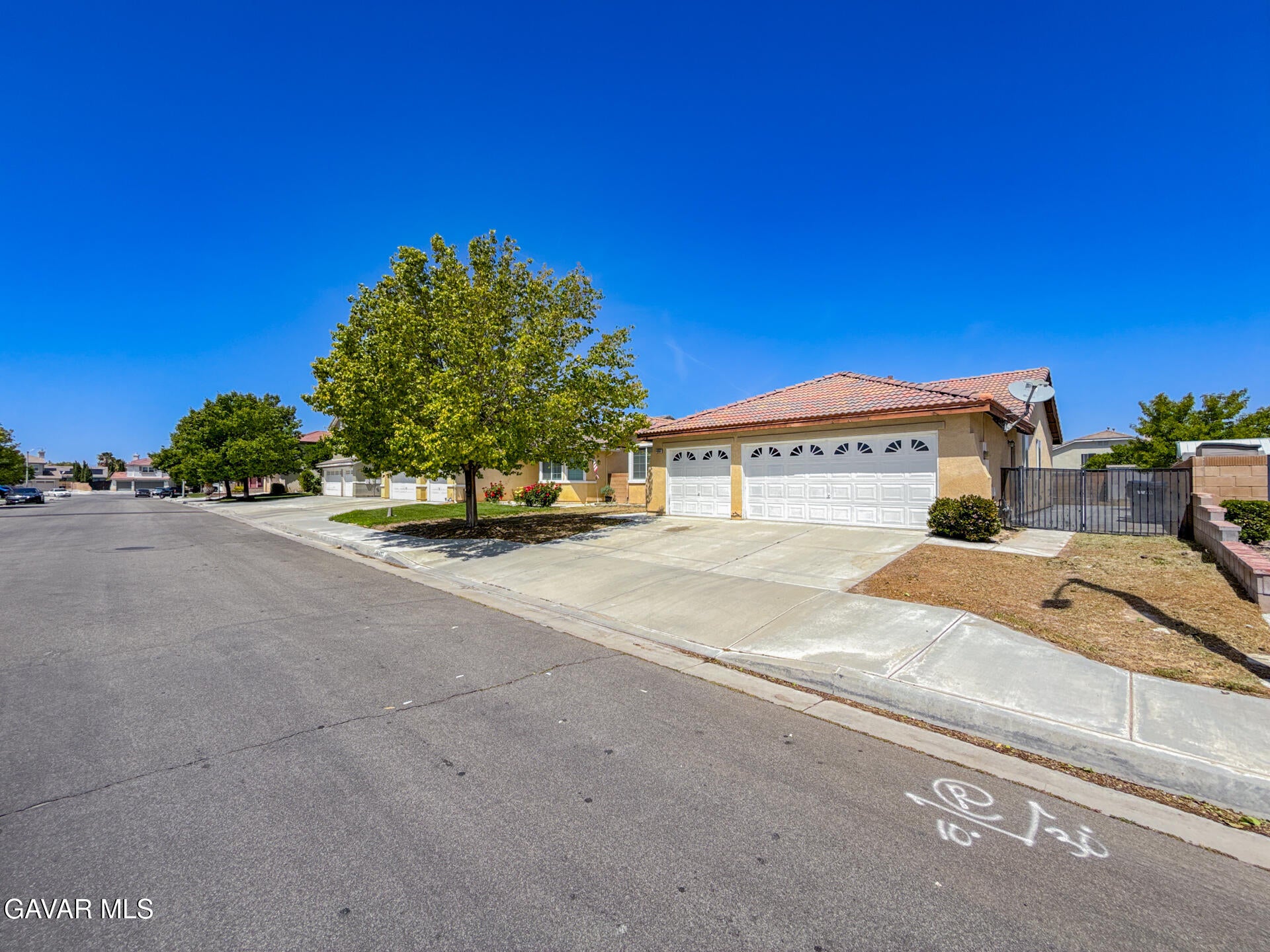 4557 W Avenue J5 — photo