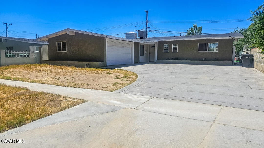 1046 W Holguin Street — photo