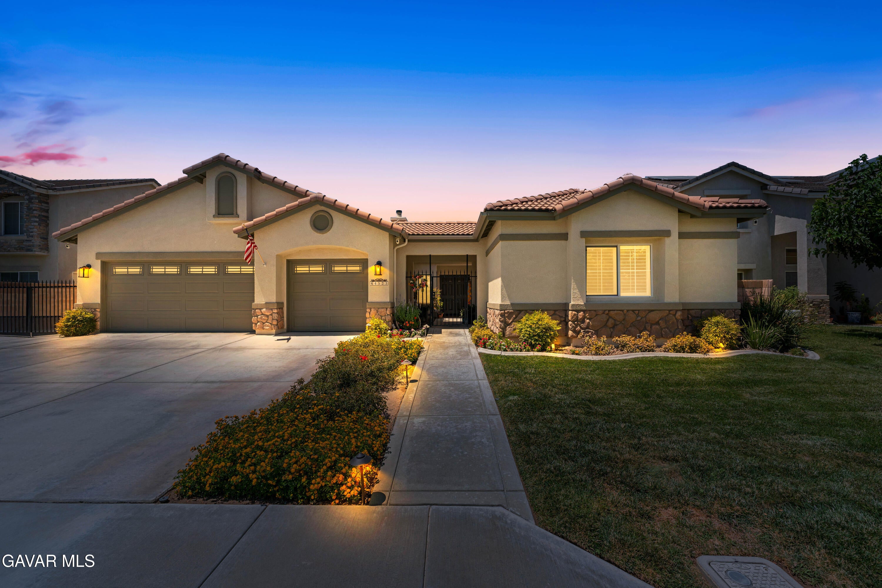 44523 Palo Verde Street — photo