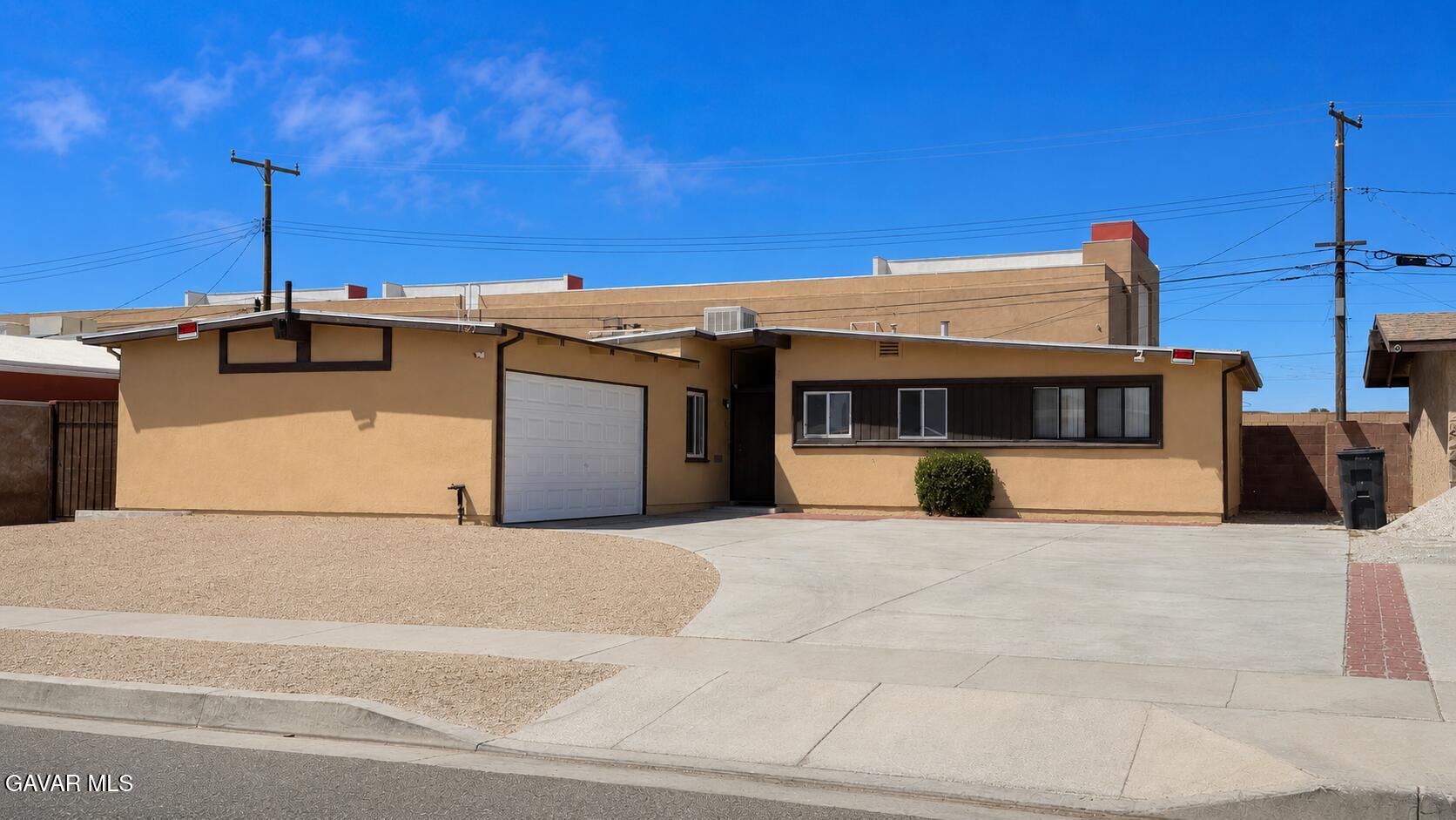 1023 W Avenue H1 — photo
