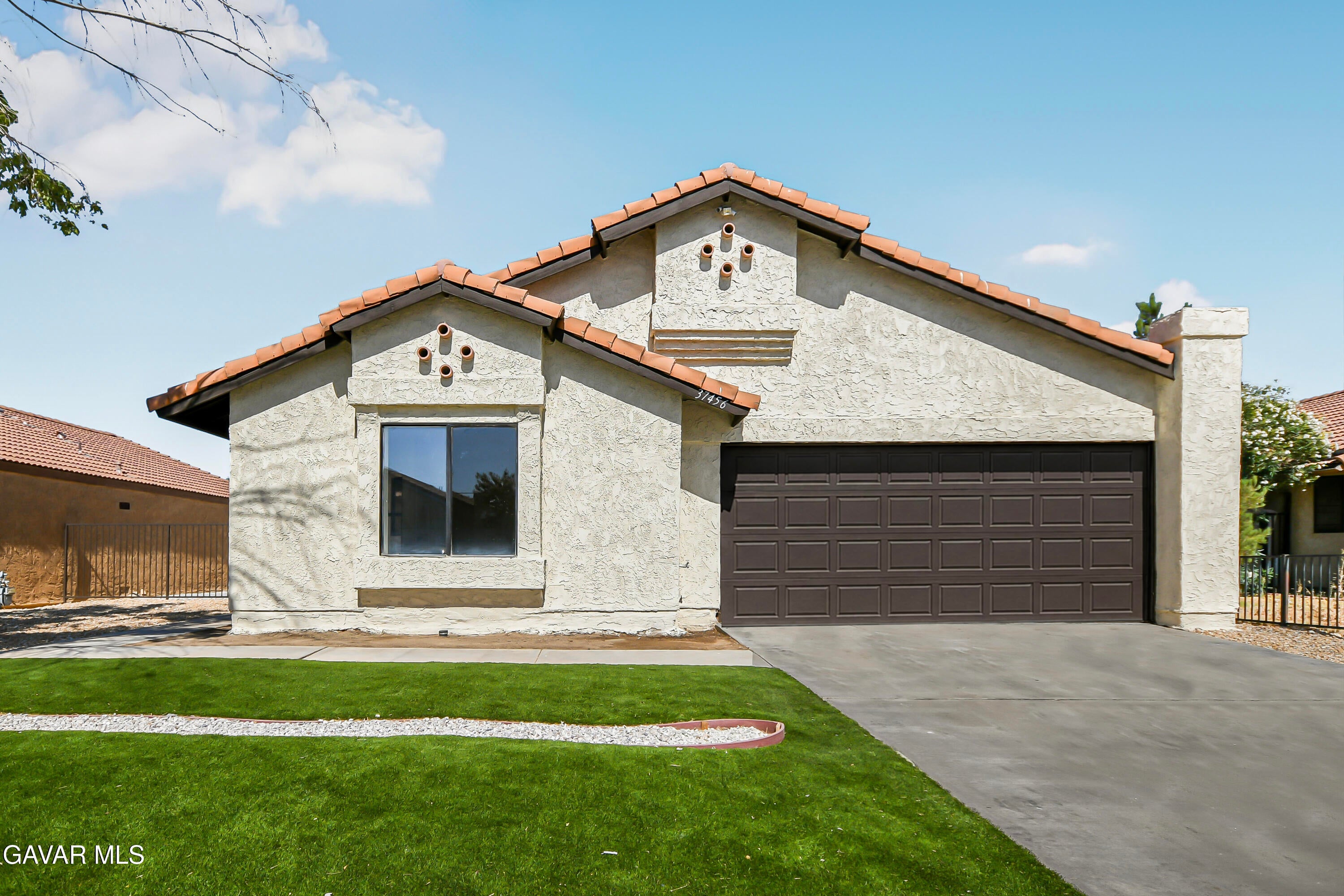 37456 Lilacview Avenue — photo