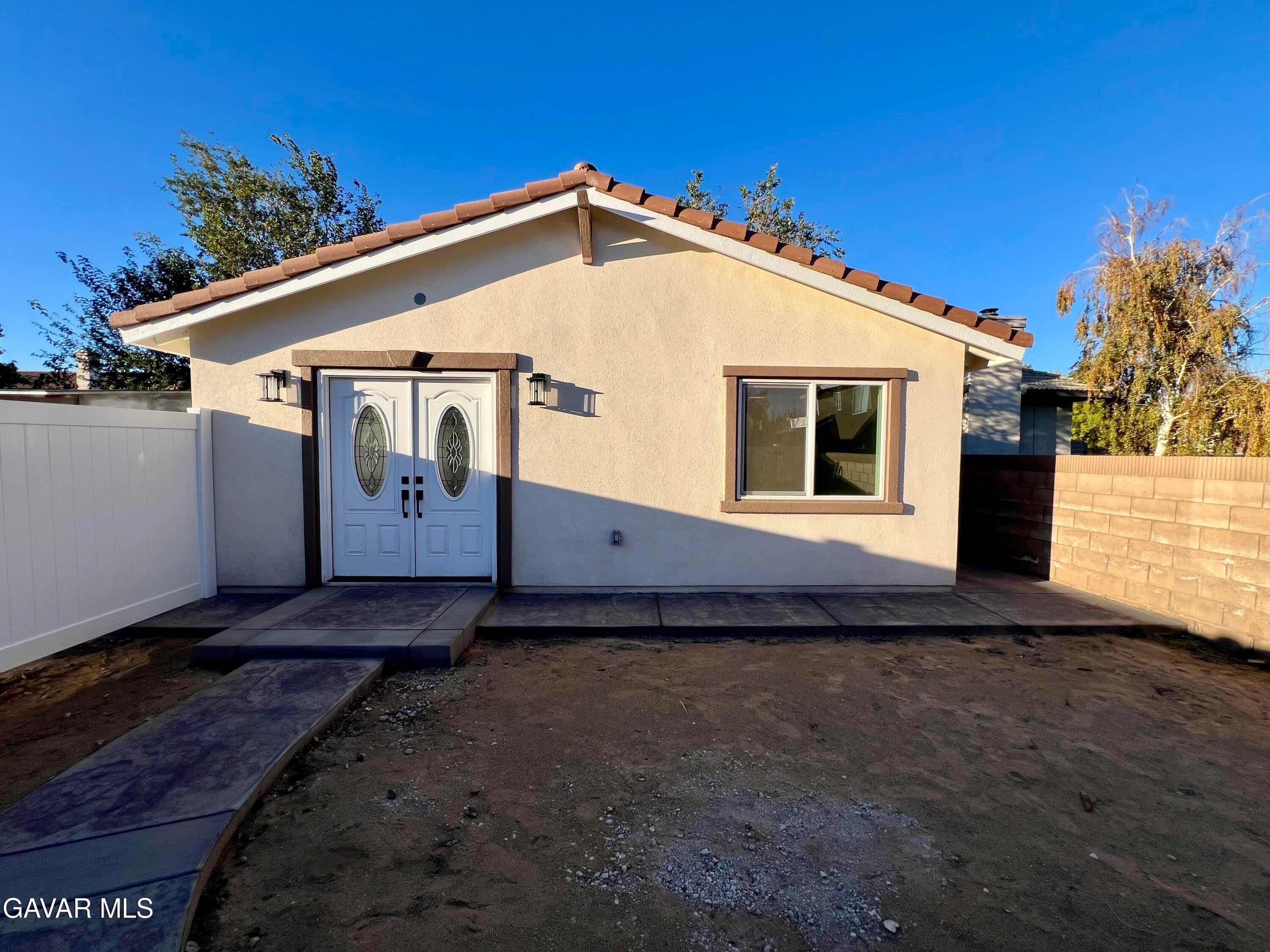 1133 E Geraldine Lane B — photo