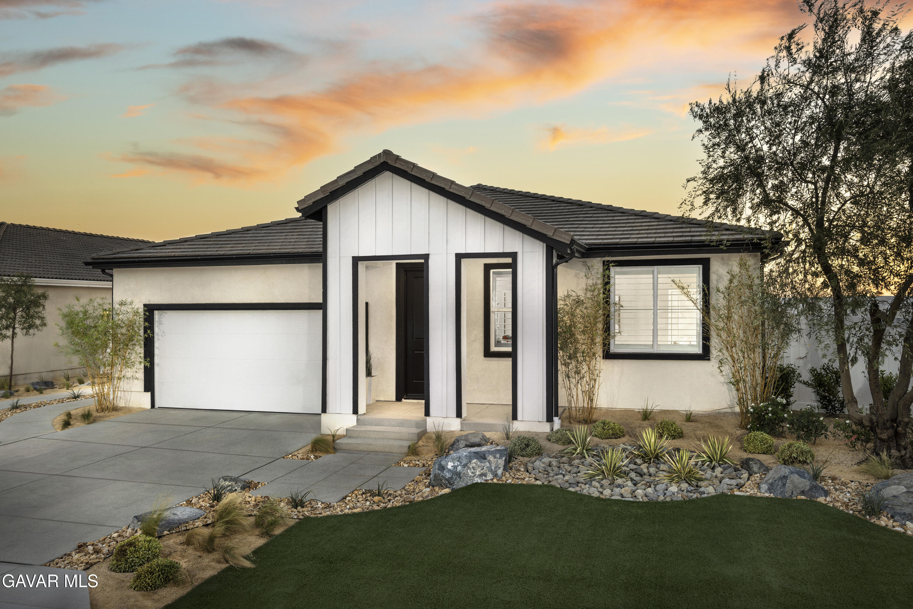1558 E Holguin Street — photo