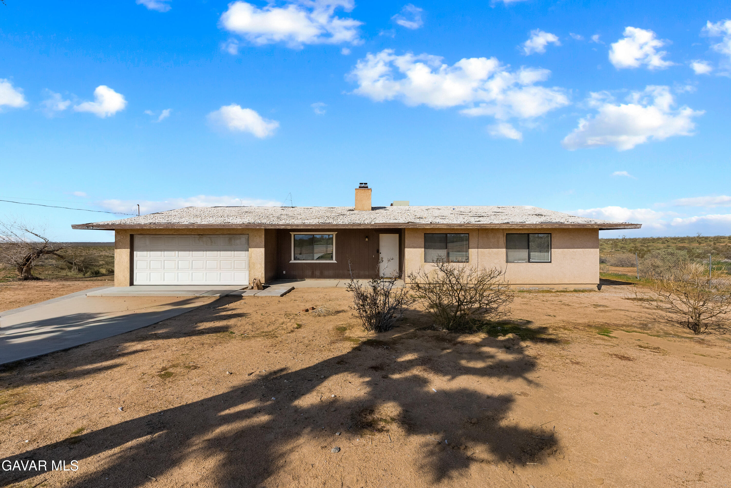 23073 E Avenue J — photo