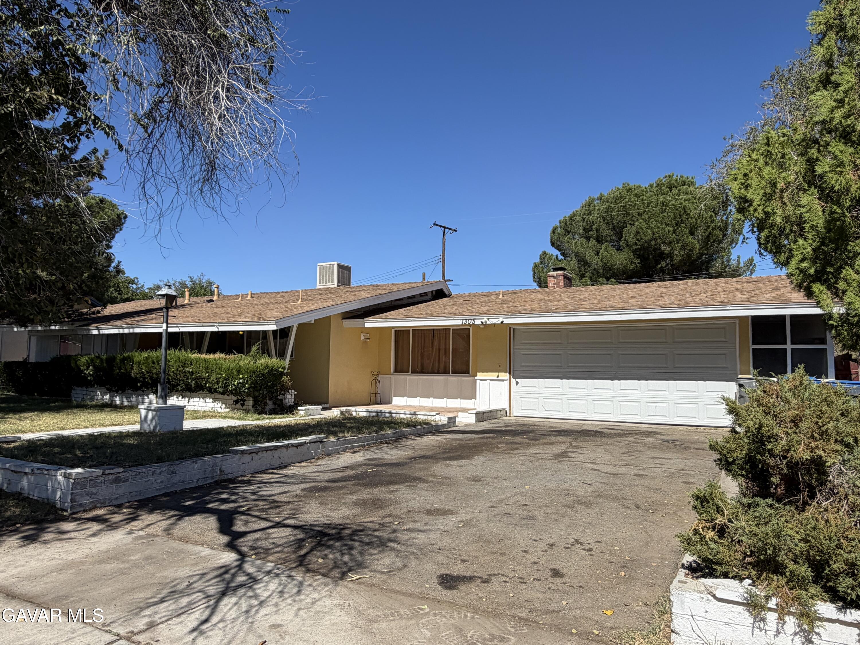 1305 E Avenue J3 — photo