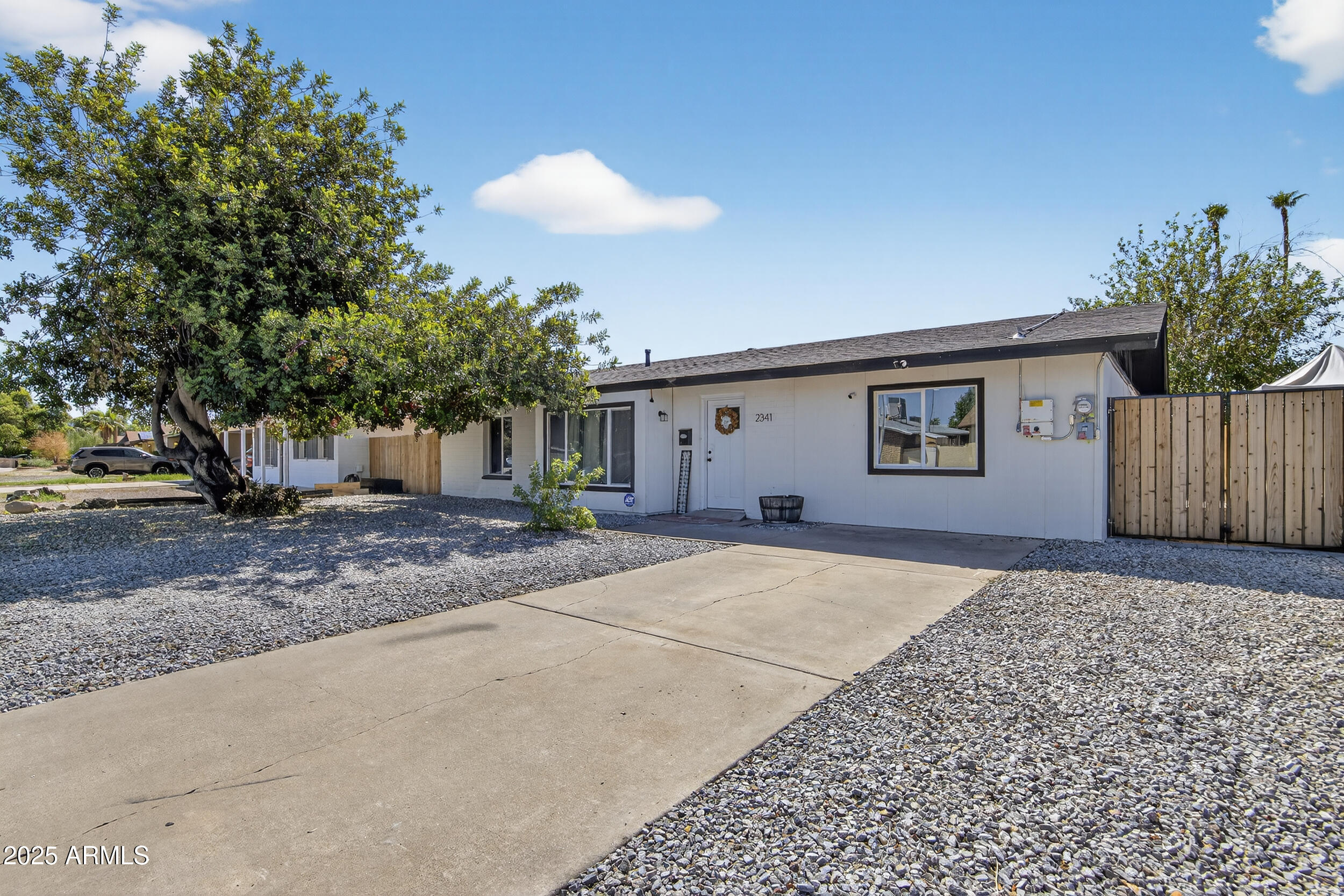 2341 W Laurel Lane — photo