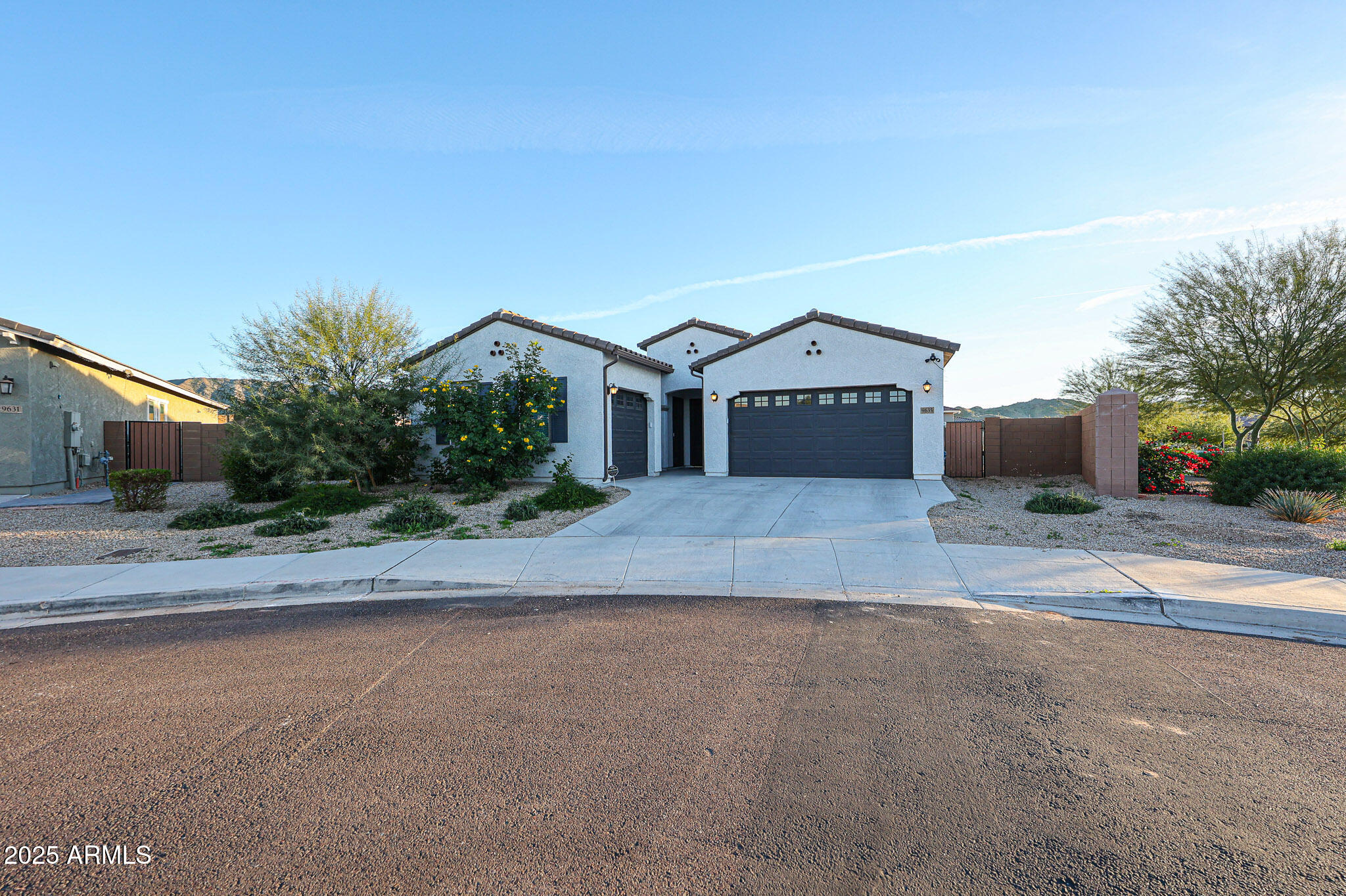 9635 S 40th Drive — photo