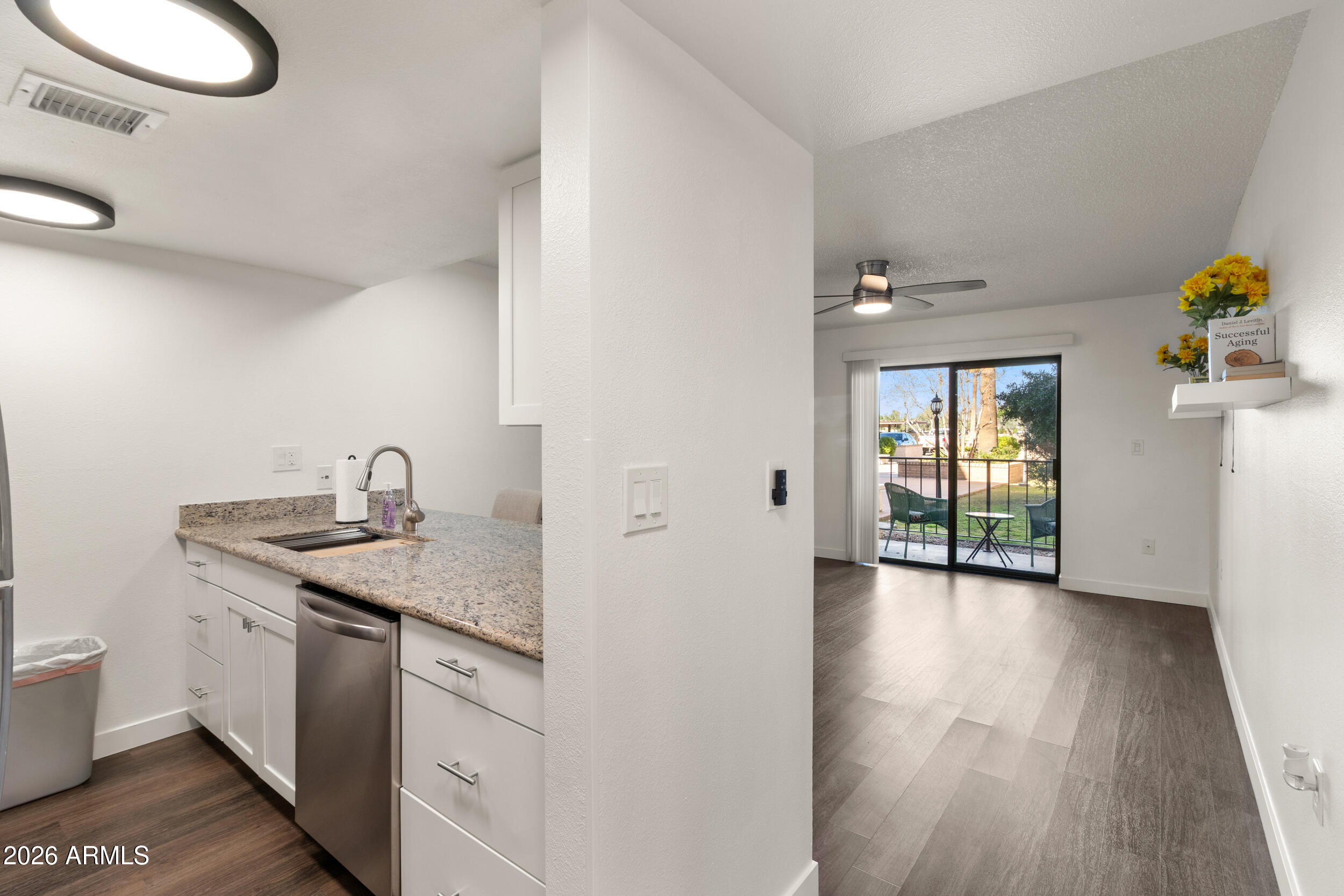 3033 E Devonshire Avenue 1018 — photo