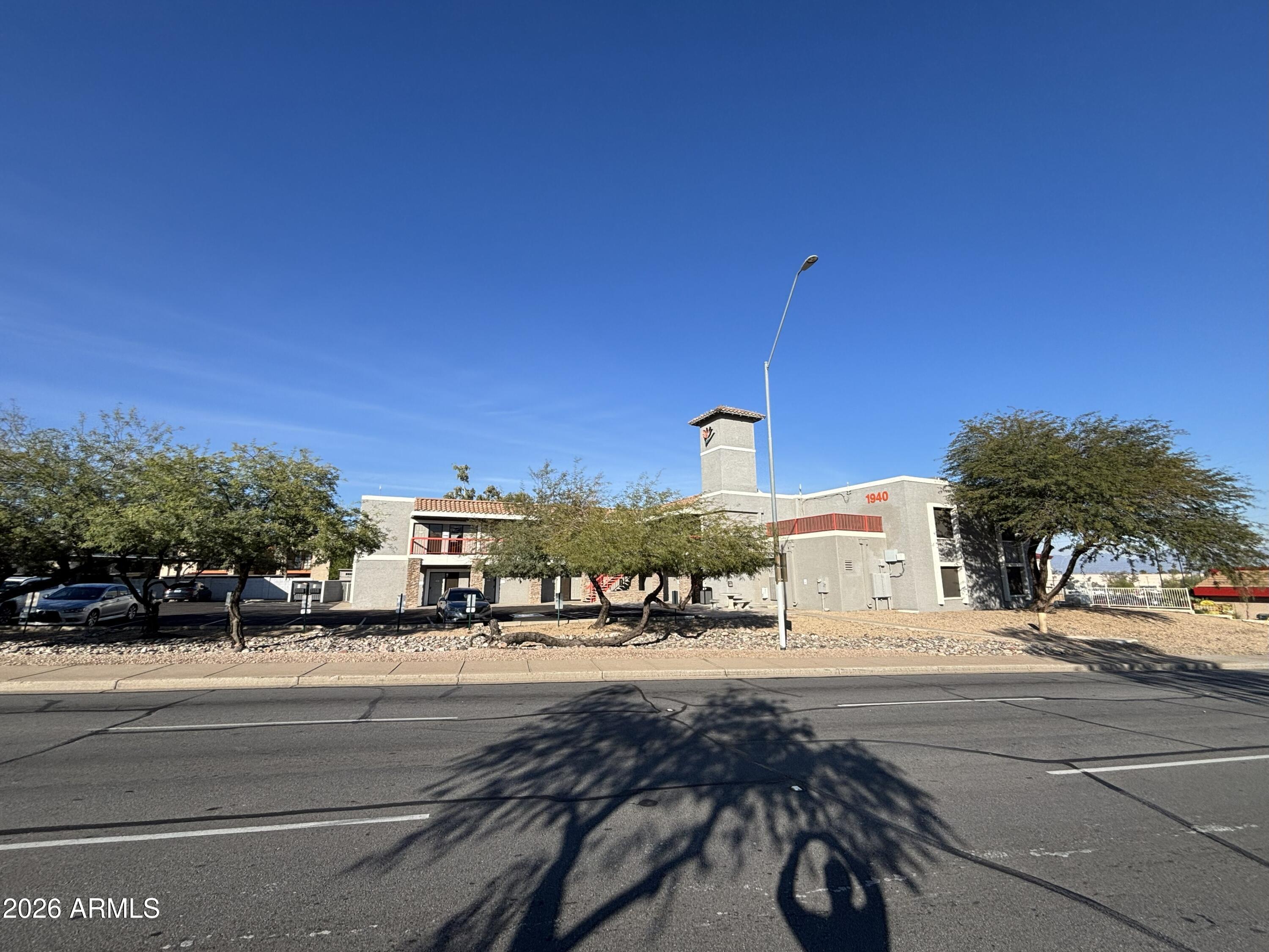 1940 E Thunderbird Road — photo