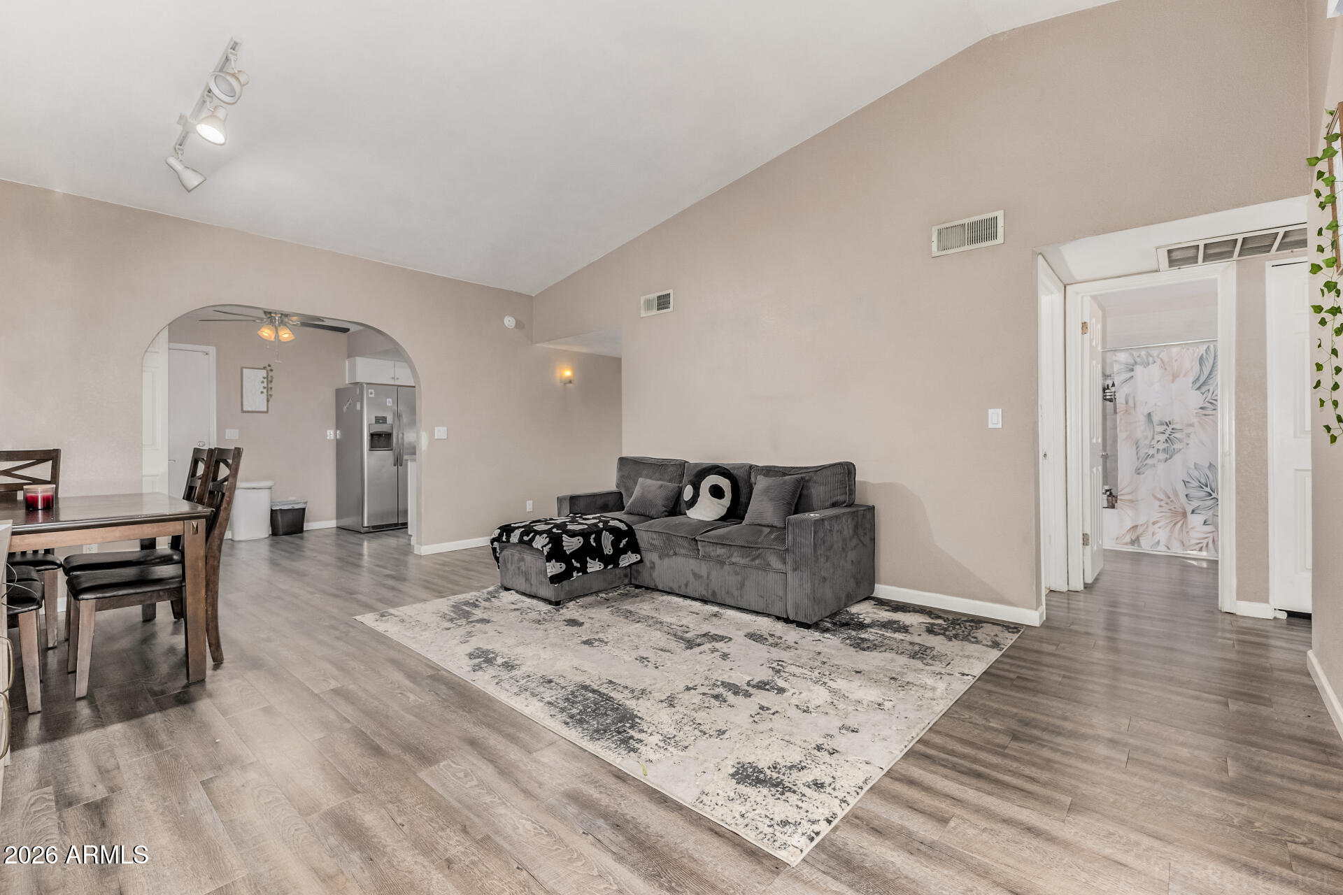 2511 W Willow Avenue — photo