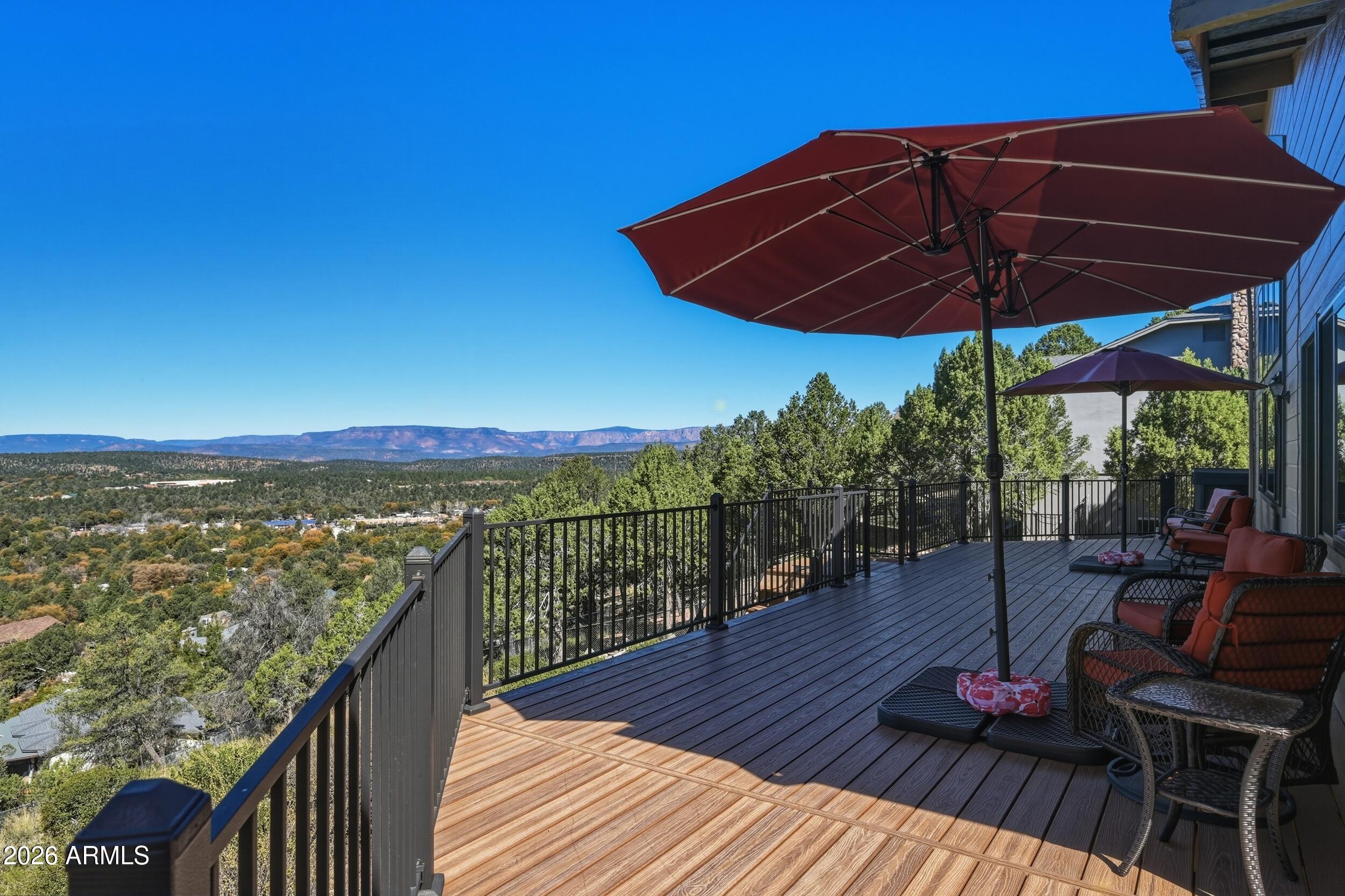 1002 N Hillcrest Drive — photo
