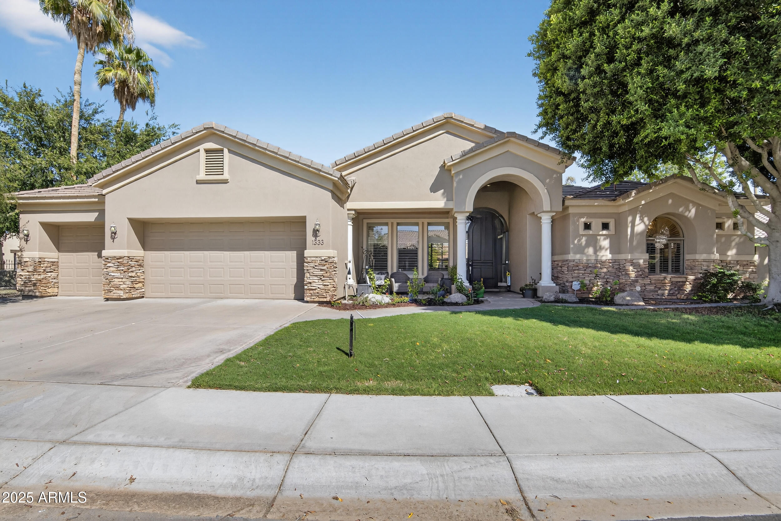 1333 N Cliffside Drive — photo
